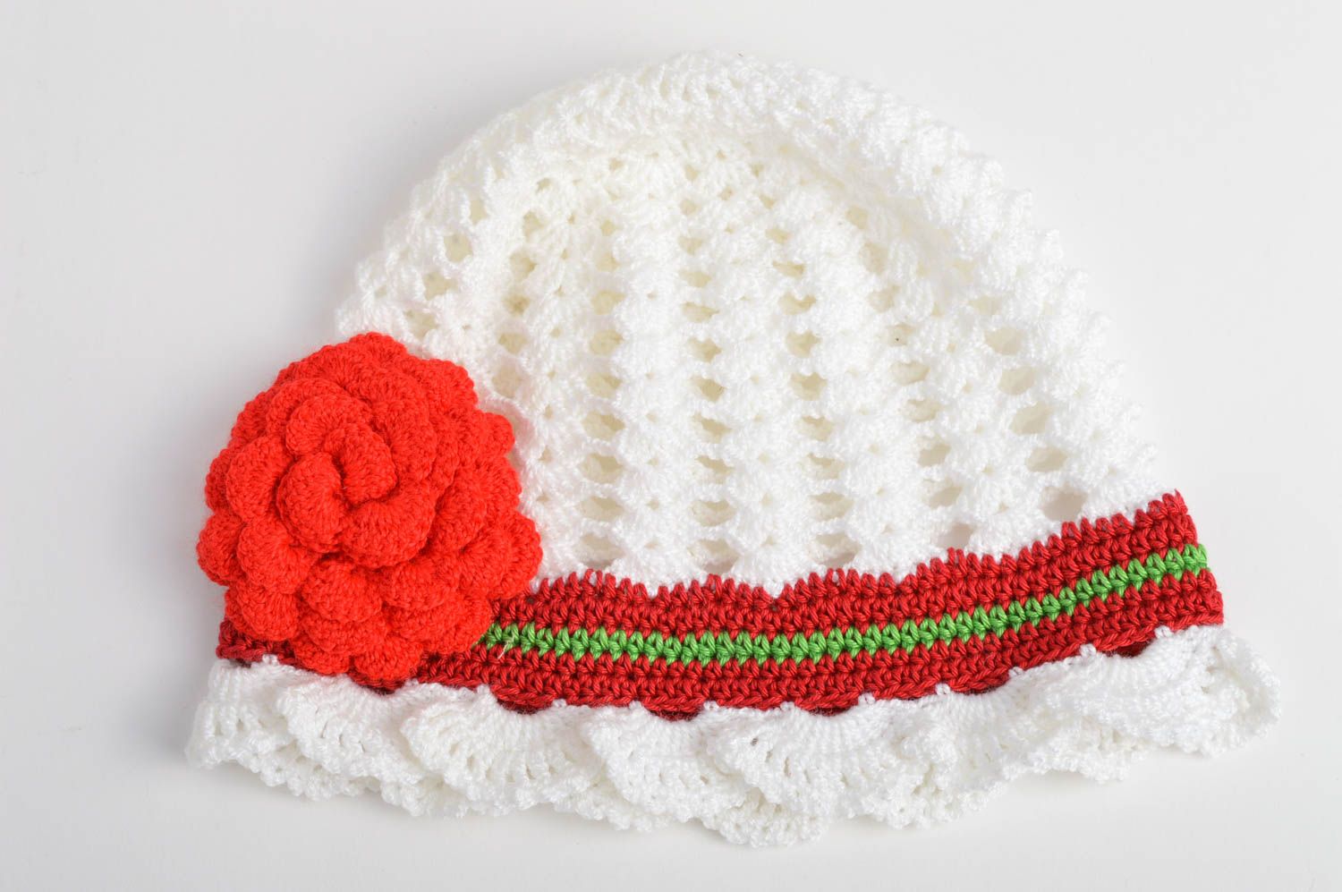 Вязаная шапка крючком для девочки с цветком красивая белая ажурная ручной работы фото 3