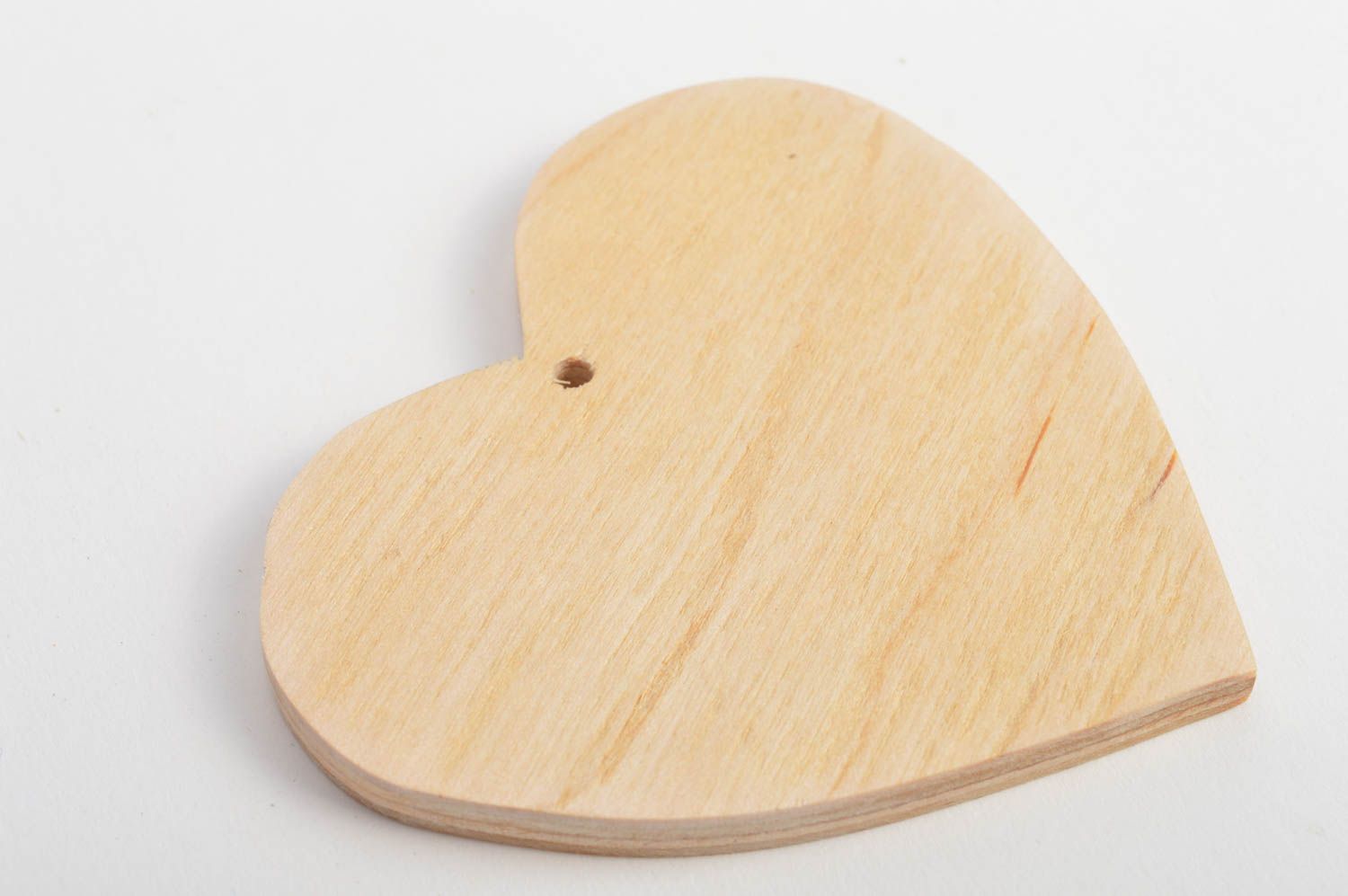Petit coeur en bois à décorer ou peindre fait main joli avec trou de suspension photo 3