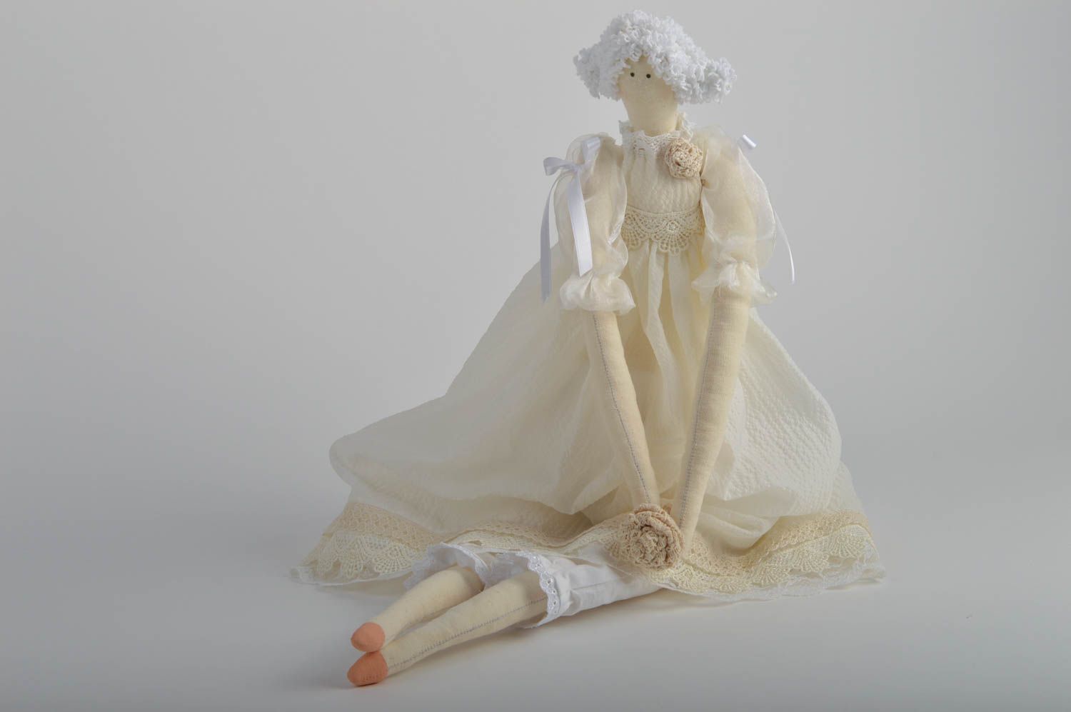 Авторская тканевая кукла белая в платье ручной работы красивая интерьерная фото 4