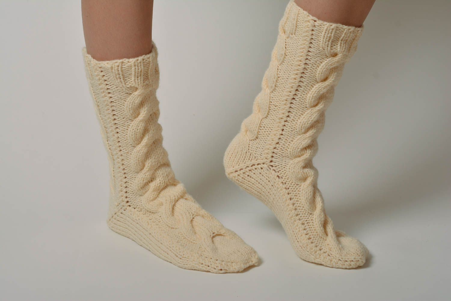 Chaussettes beiges à motif tricotées en laine avec des aiguilles faites main photo 4