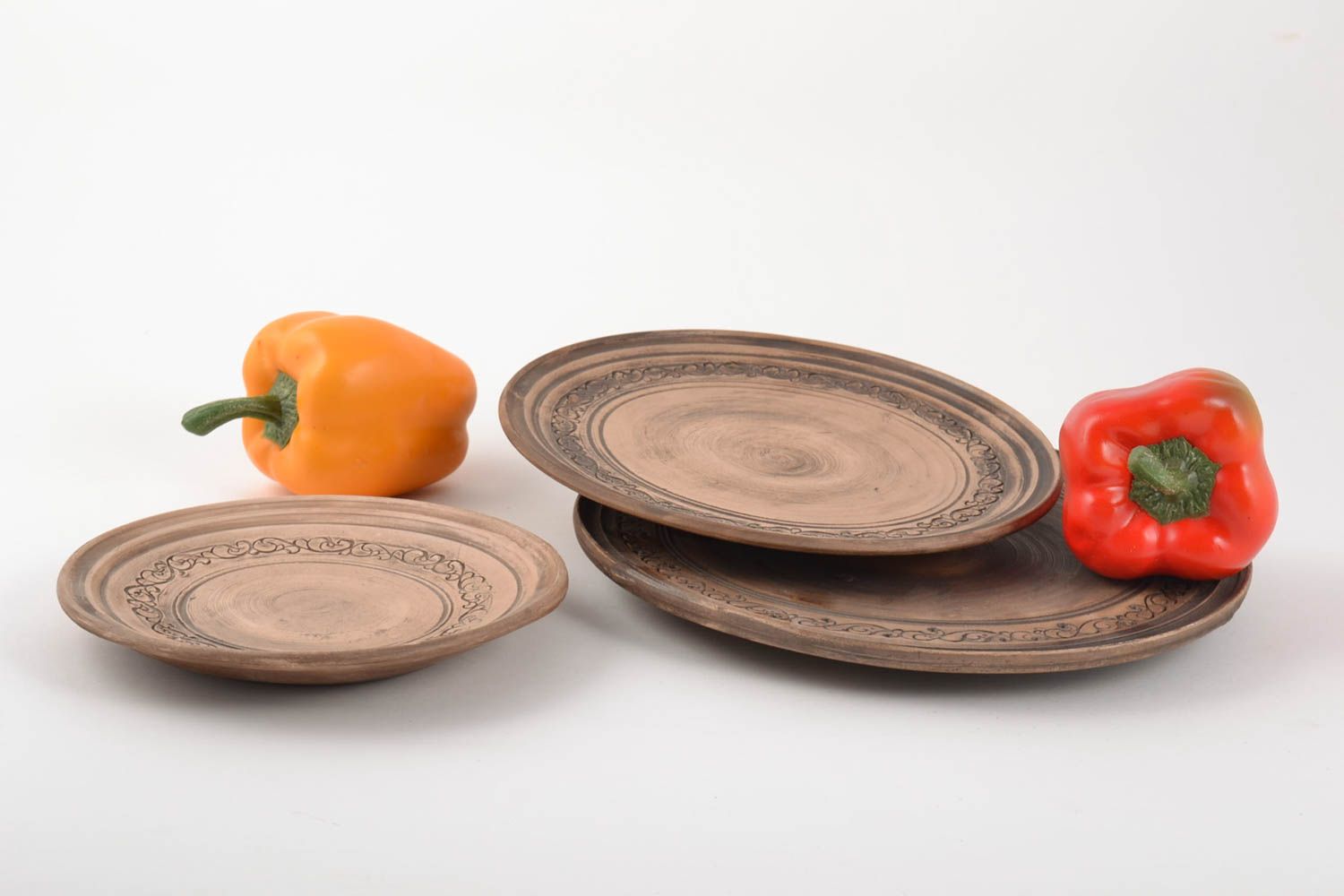 Керамический набор посуды ручной работы 3 тарелки плоские коричневые красивые фото 1