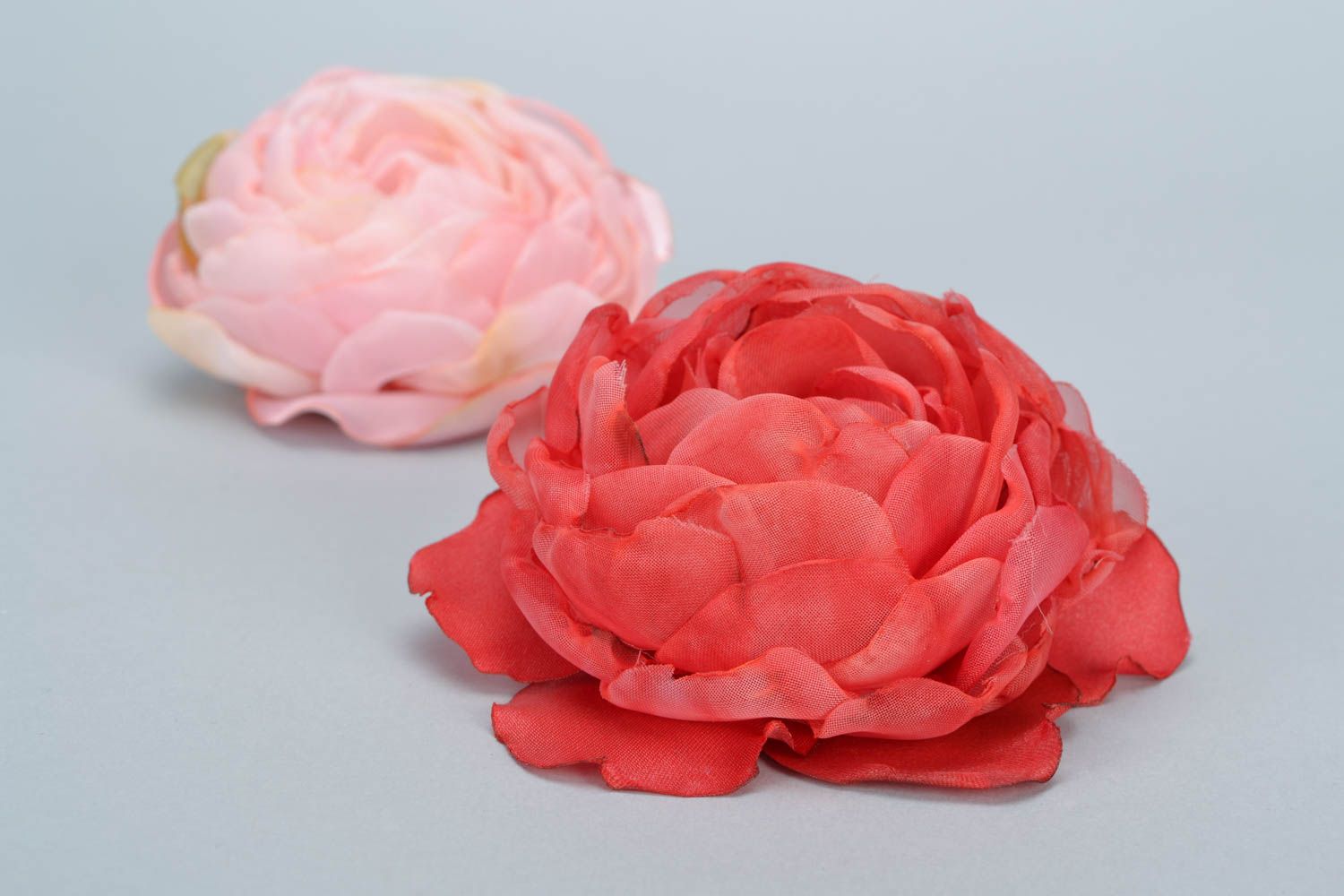 Парные заколки цветы набор 2 штуки из органзы и атласа красная и розовая фото 2