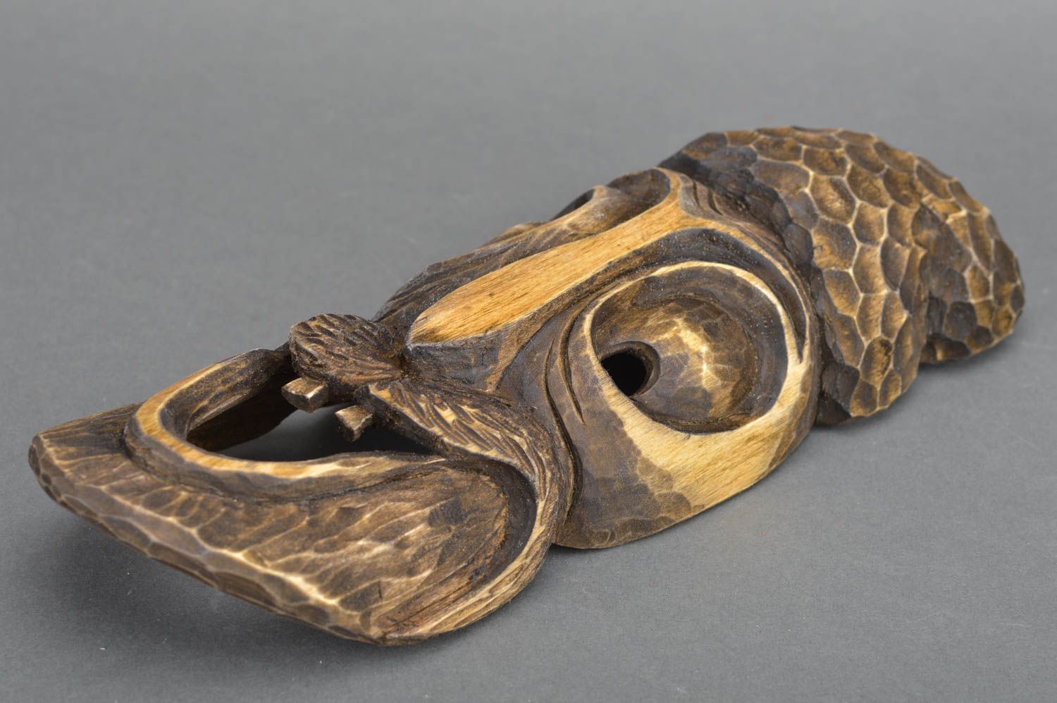 Панно из дерева ручной работы в виде резной маски в этническом стиле крашенное фото 2