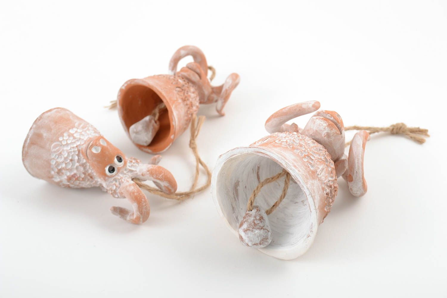 Conjunto de campanas de cerámica hechas a mano pintadas con acrílicos 3 piezas foto 3