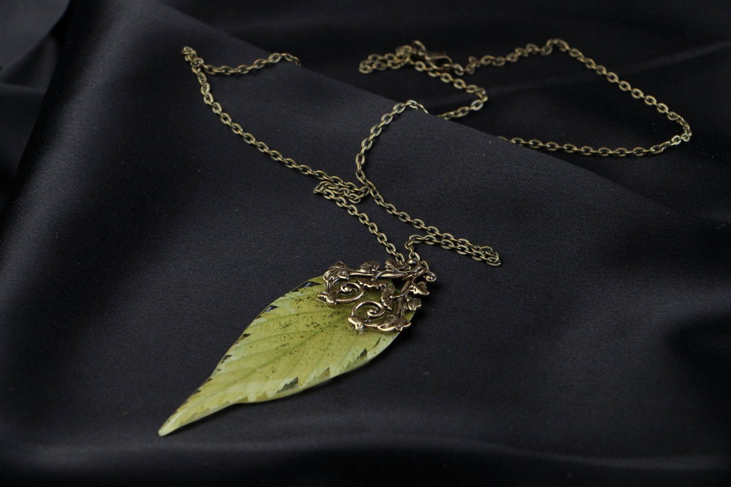 Pendant with keriya leaf photo 3