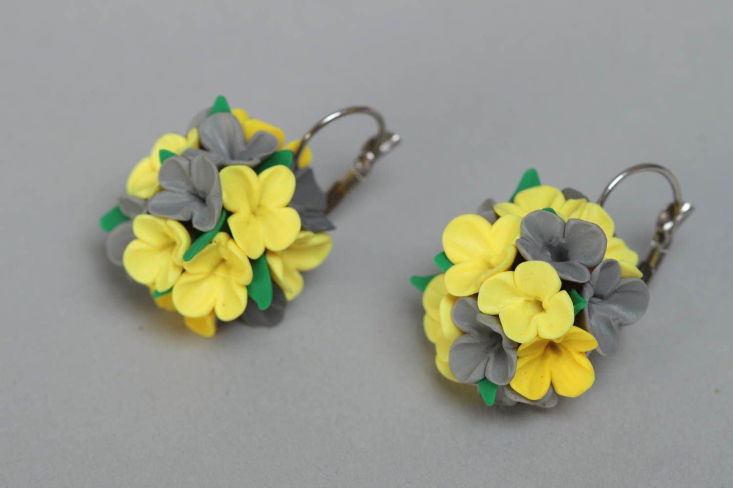 Originelle schöne zarte Blumen Ohrringe aus Polymerton gelb grau Handarbeit foto 2