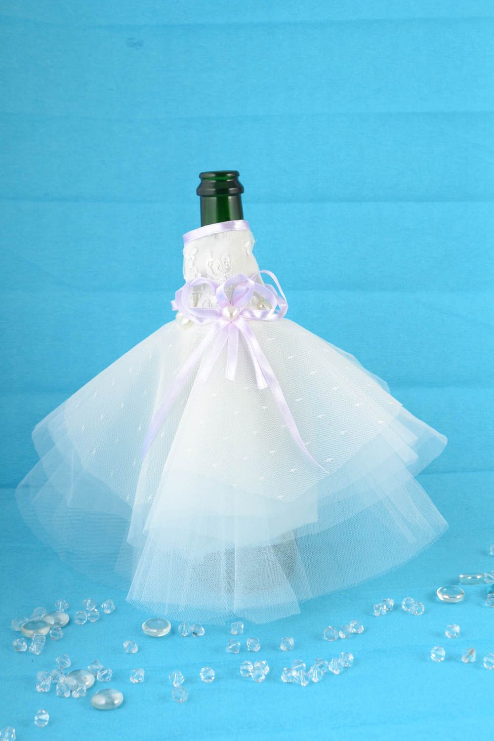 Одежда невесты на бутылку шампанского белая с сиреневым красивая ручной работы фото 1