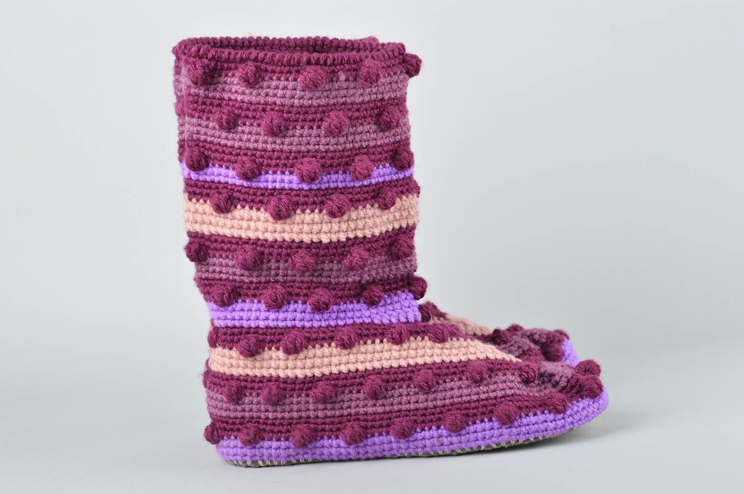 Handmade warme Hausschuhe handgefertigte Schuhe Stiefel gehäkelt in Lila foto 3