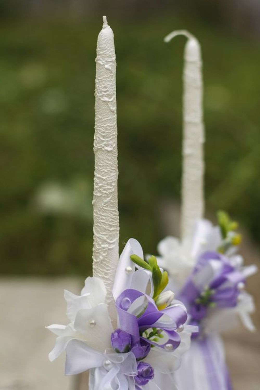 Hochzeitskerze mit fliederblauen Blumen foto 3
