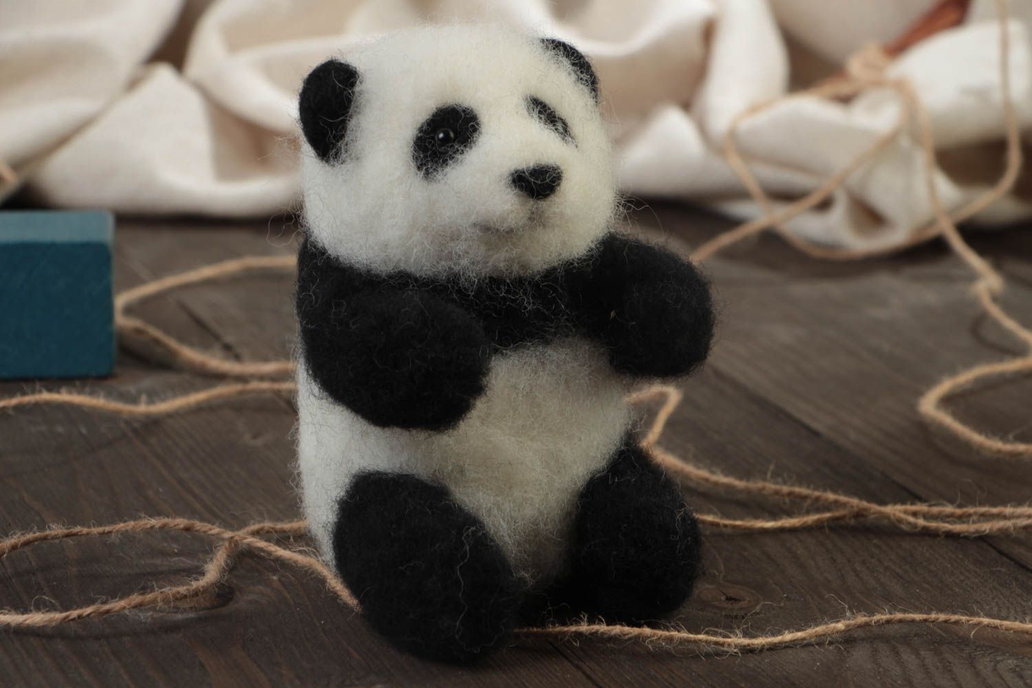 Маленькая мягкая игрушка в технике валяния из натуральной шерсти панда хэнд мейд фото 1