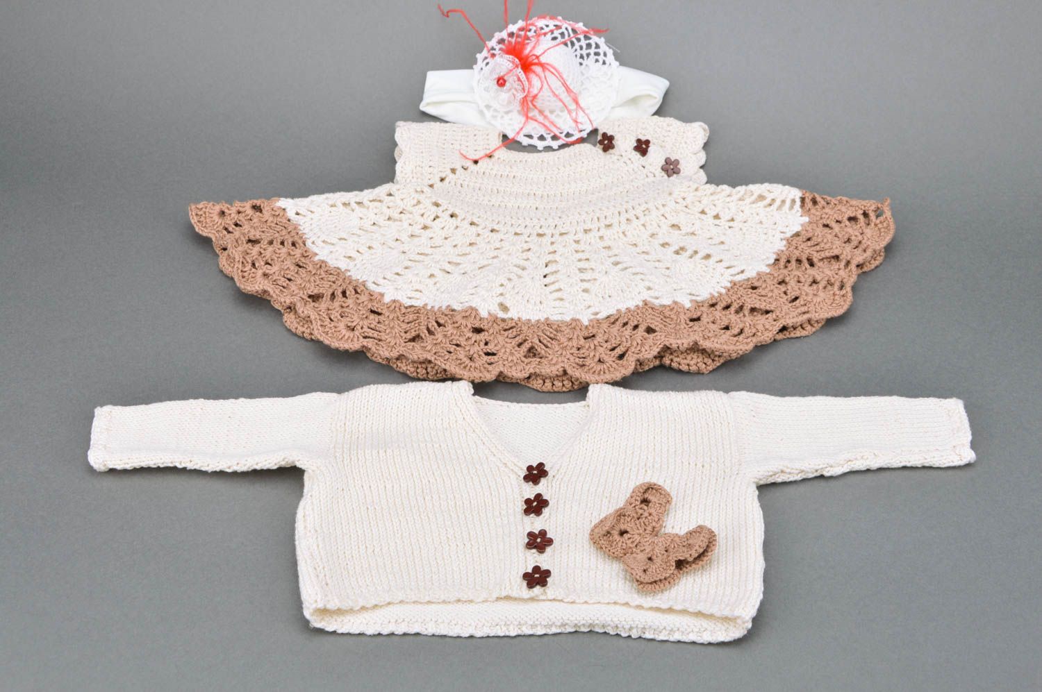 Gilet et robe pour bébé plus bandeau cheveux faits main tricotés originaux photo 2