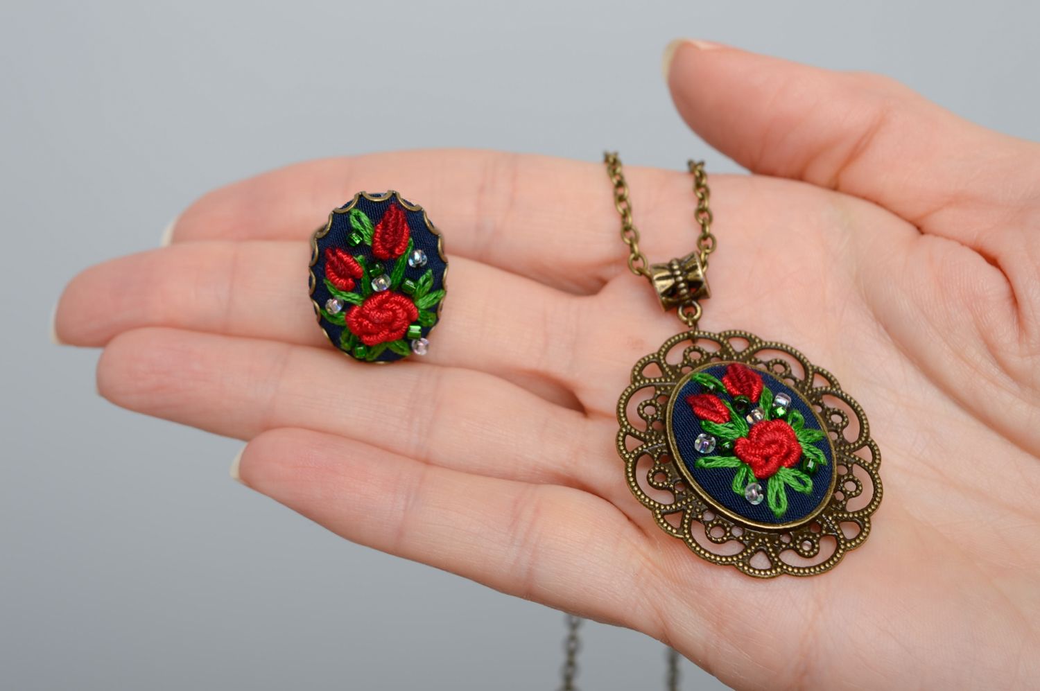 Vintage embroidered ring and pendant photo 2