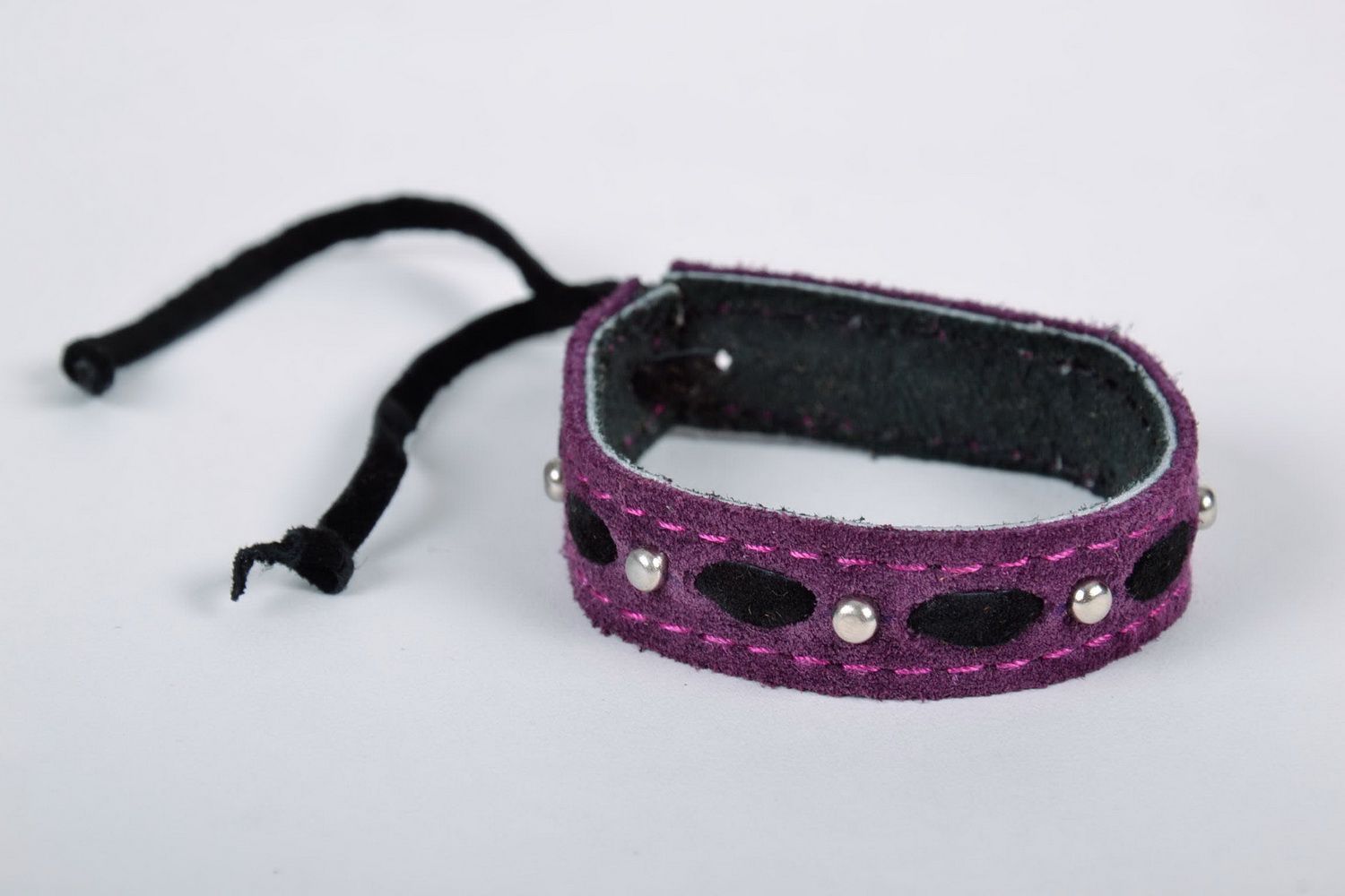 Bracelet fait main violet en cuir avec rivets photo 1