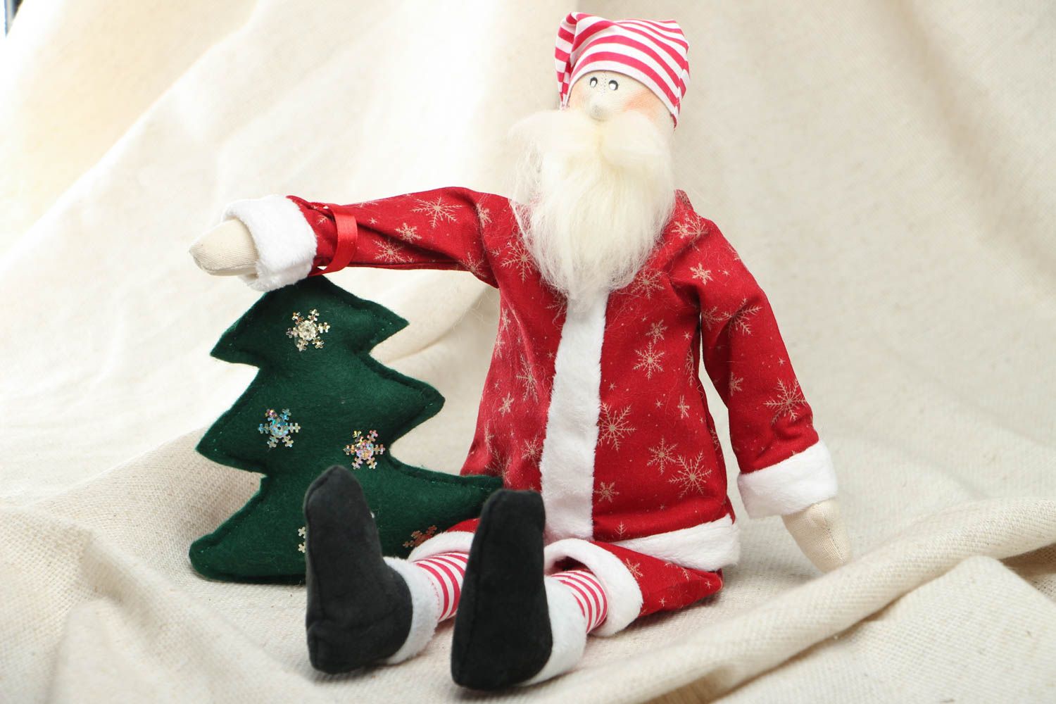 Мягкая игрушка в виде Санта Клауса с елкой фото 1