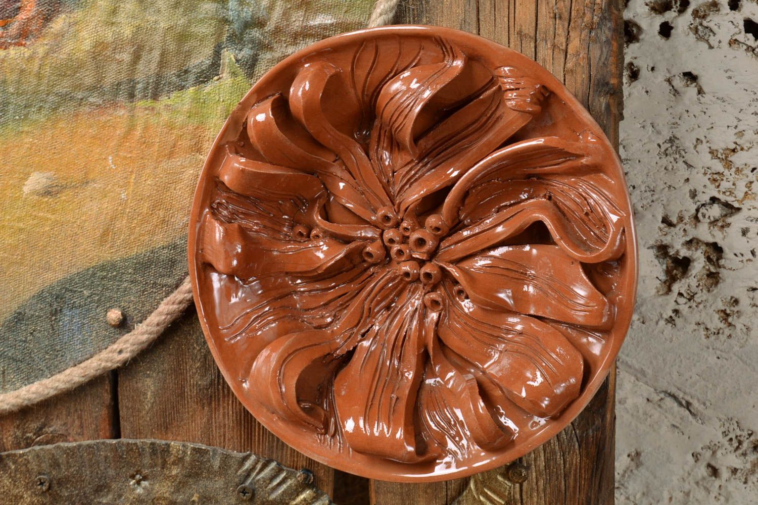 Керамическая тарелка покрытая глазурью с объемным декором настенная хэнд мэйд фото 1