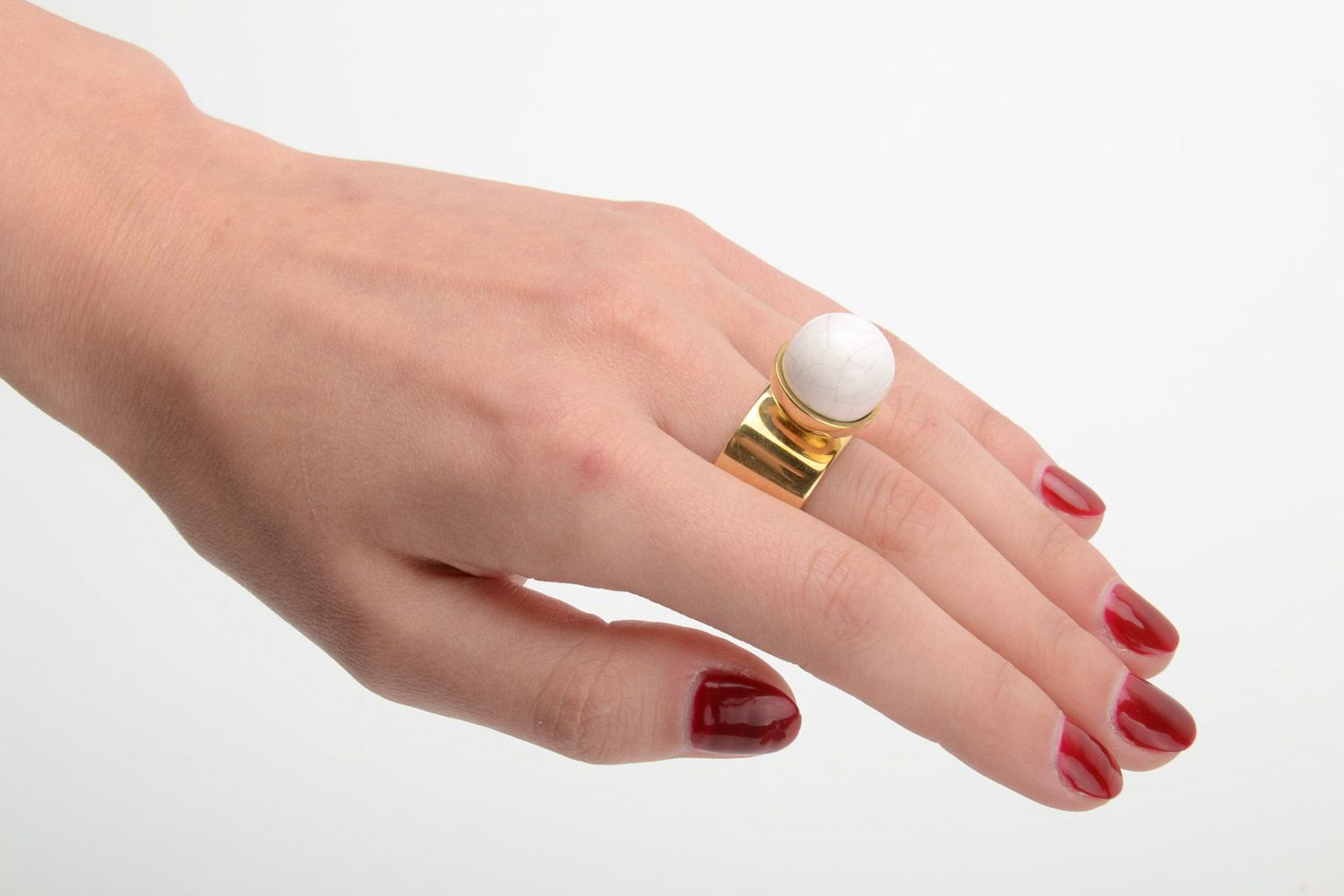 Белое кольцо из керамики с латунной основой ручной работы шарик авторское фото 5