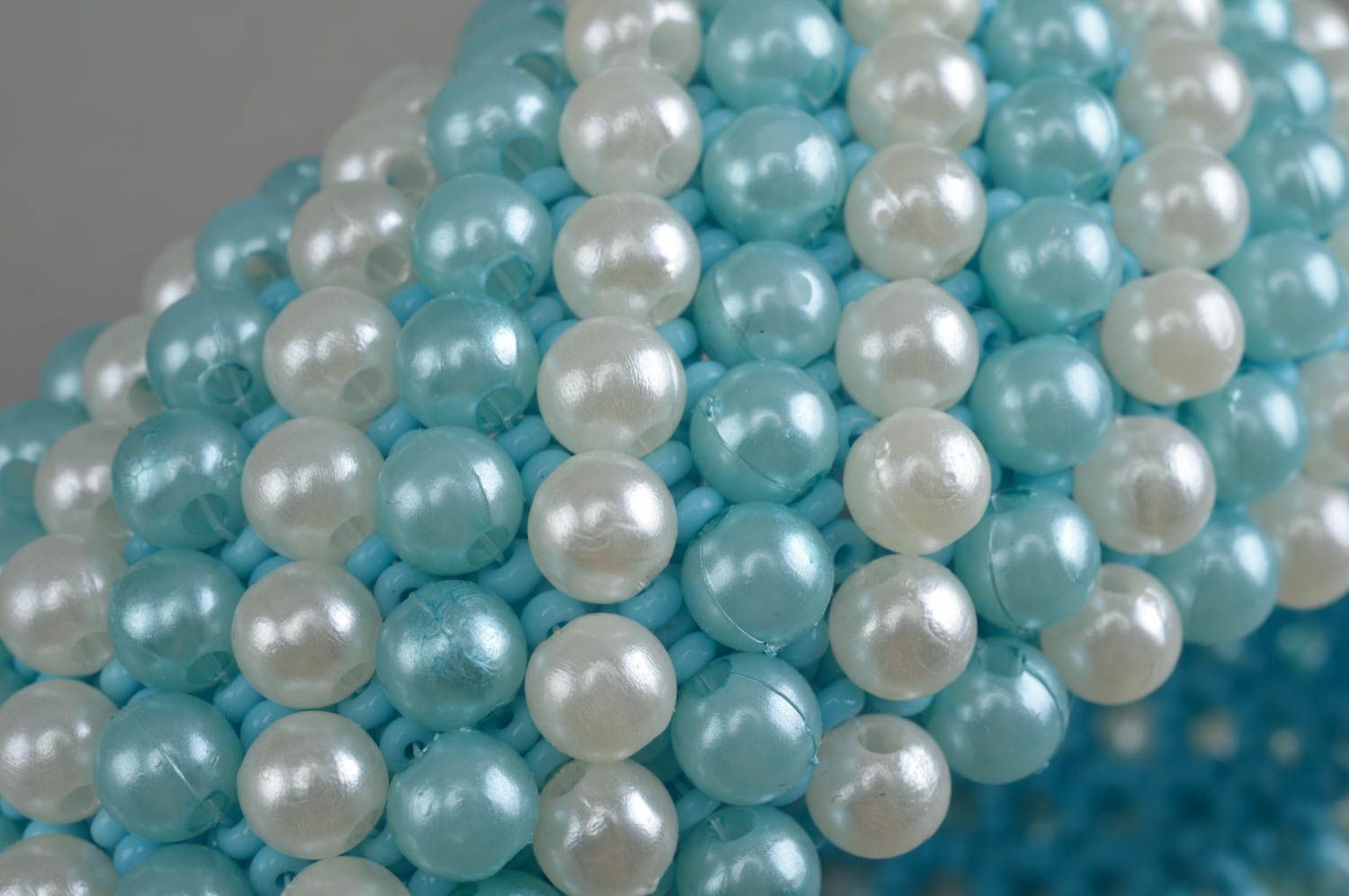 Bracelet en perles de rocaille fait main large blanc bleu design de créateur photo 5