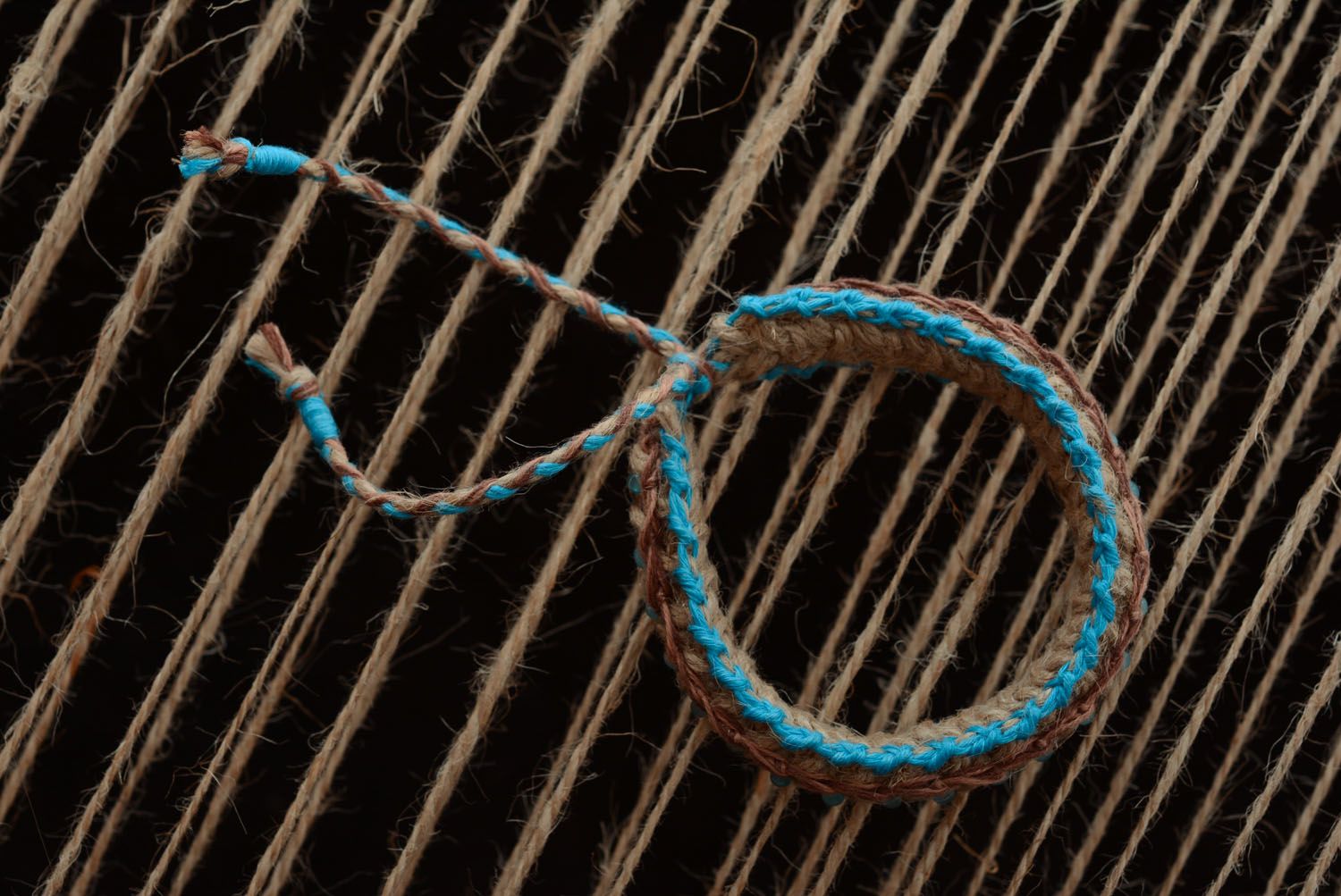 Плетеный браслет из джута  фото 3