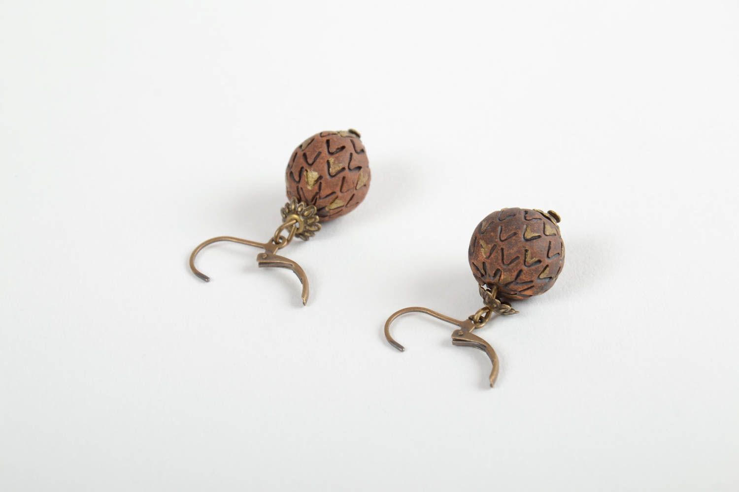 Boucles d'oreilles pendantes Bijou fait main marron céramique Accessoire femme photo 3