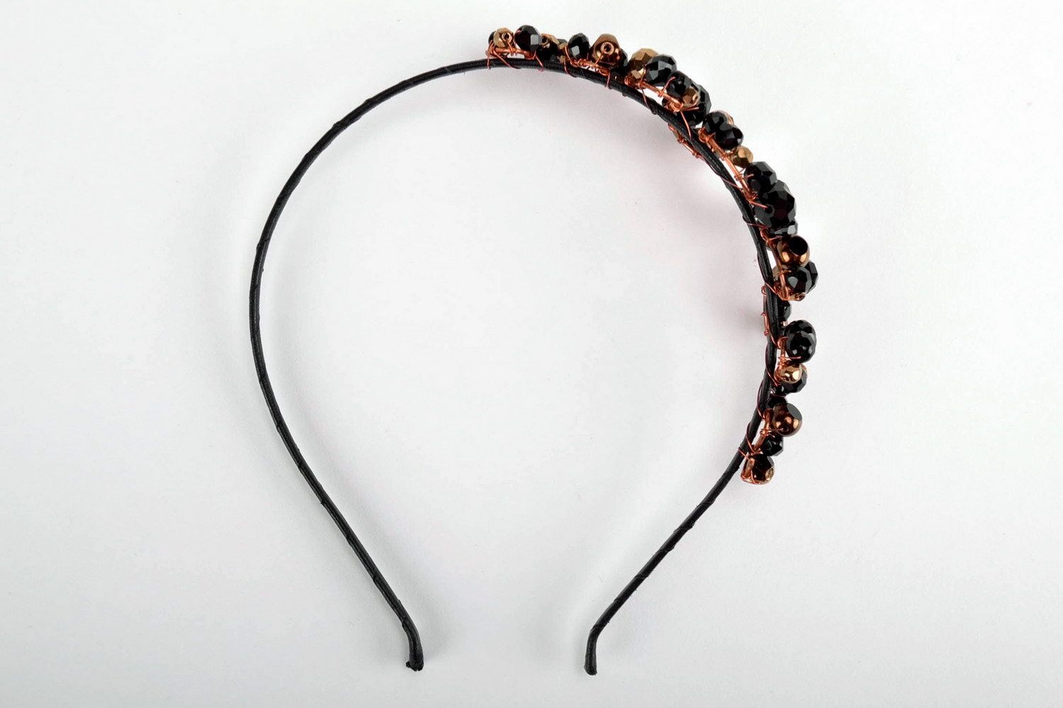 Serre-tête artisanal en perles de rocailles noires et dorées photo 2