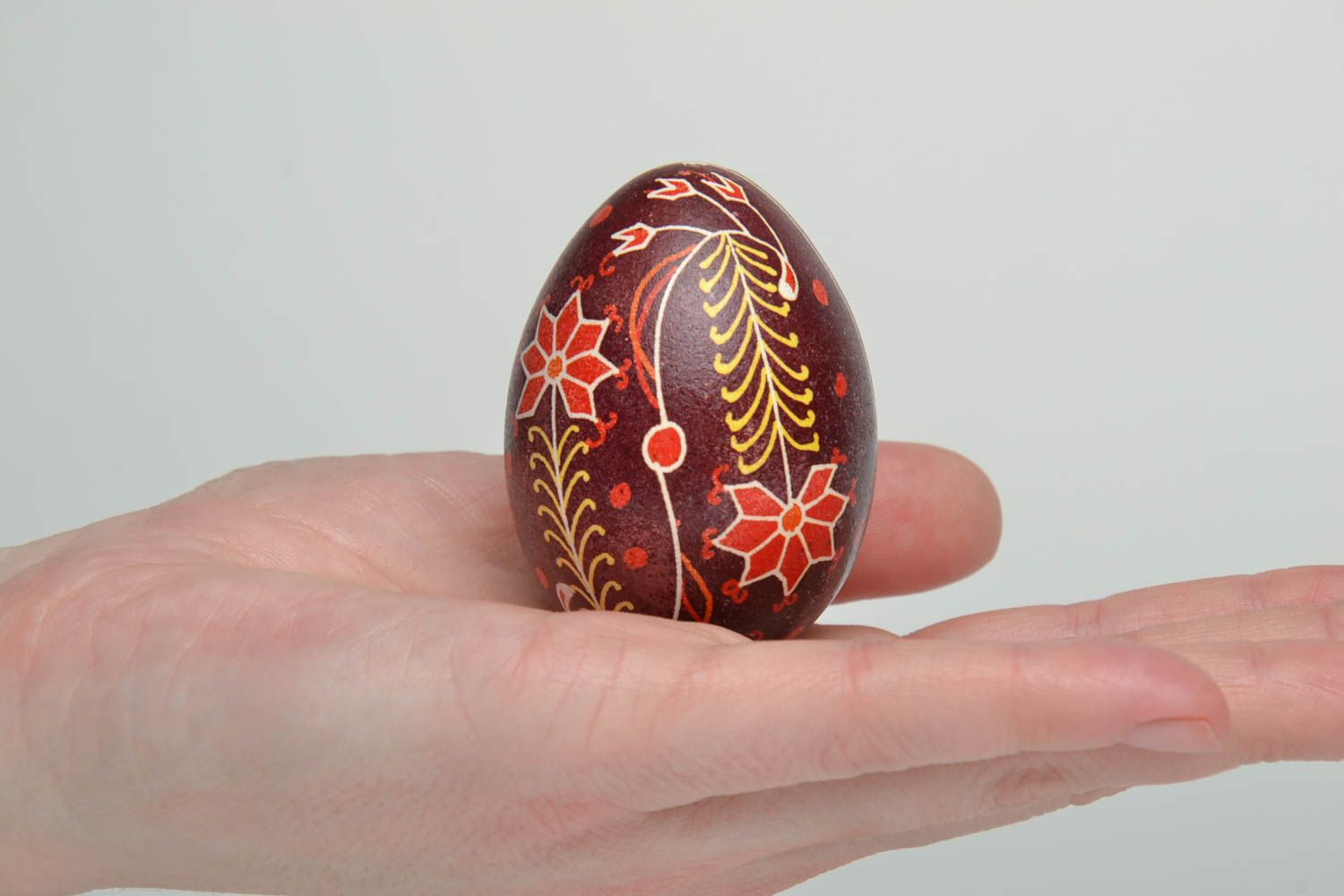Пасхальное яйцо писанка ручной работы с растительным узором фото 5