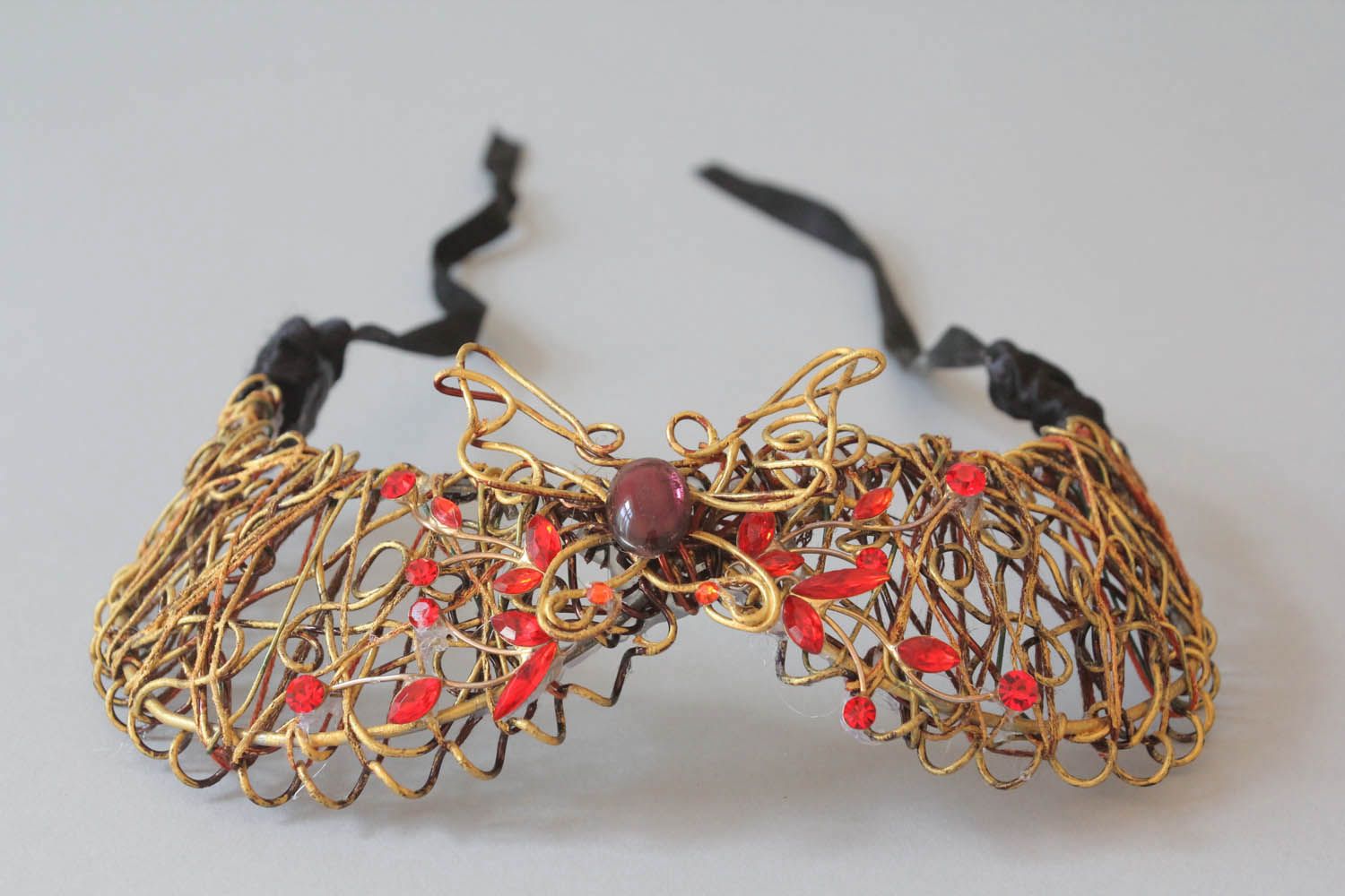 Cuello decorado hecho de alambre foto 2