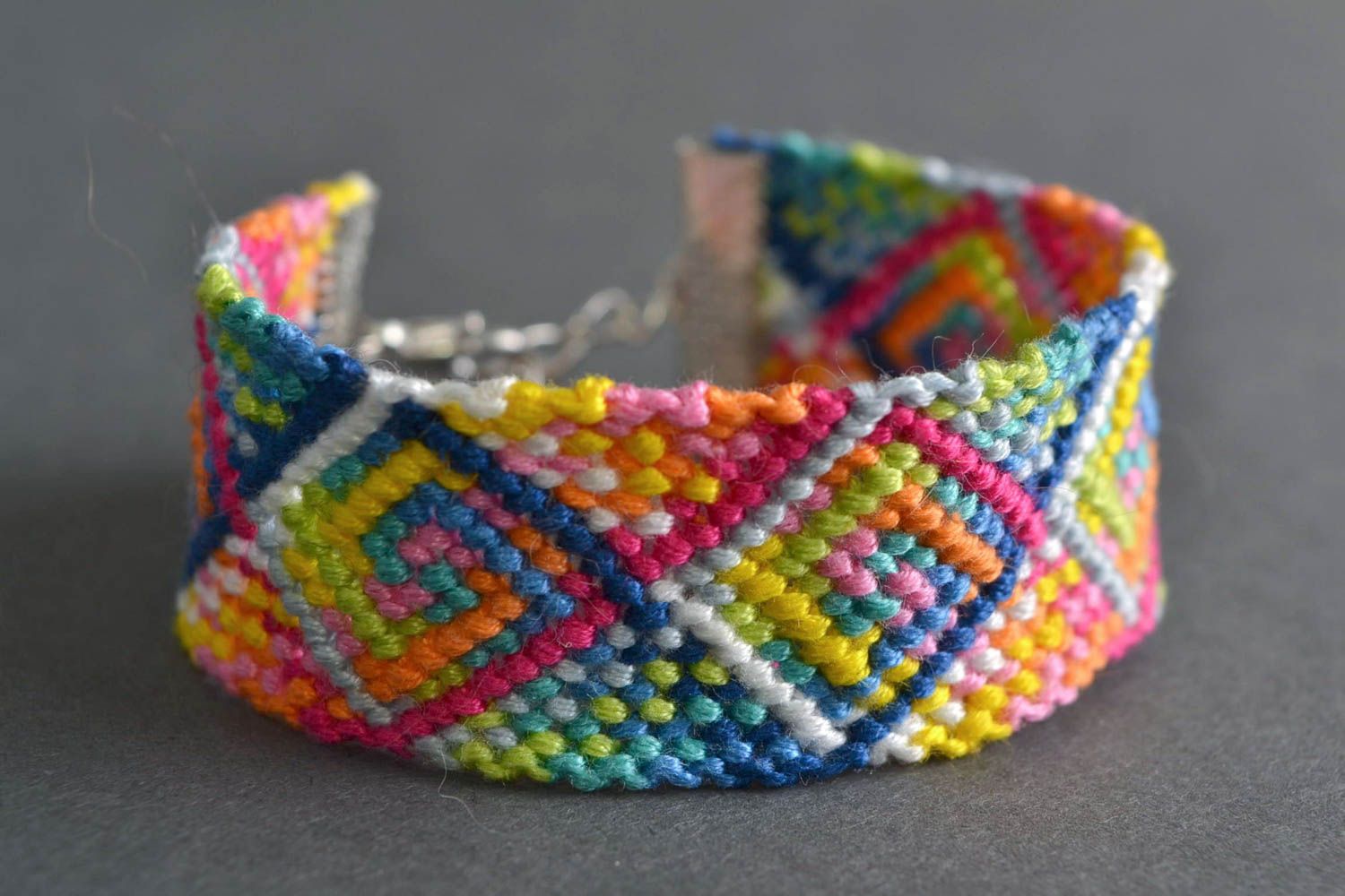 Large bracelet tressé en fils moulinés en macramé multicolore fait main femme photo 1