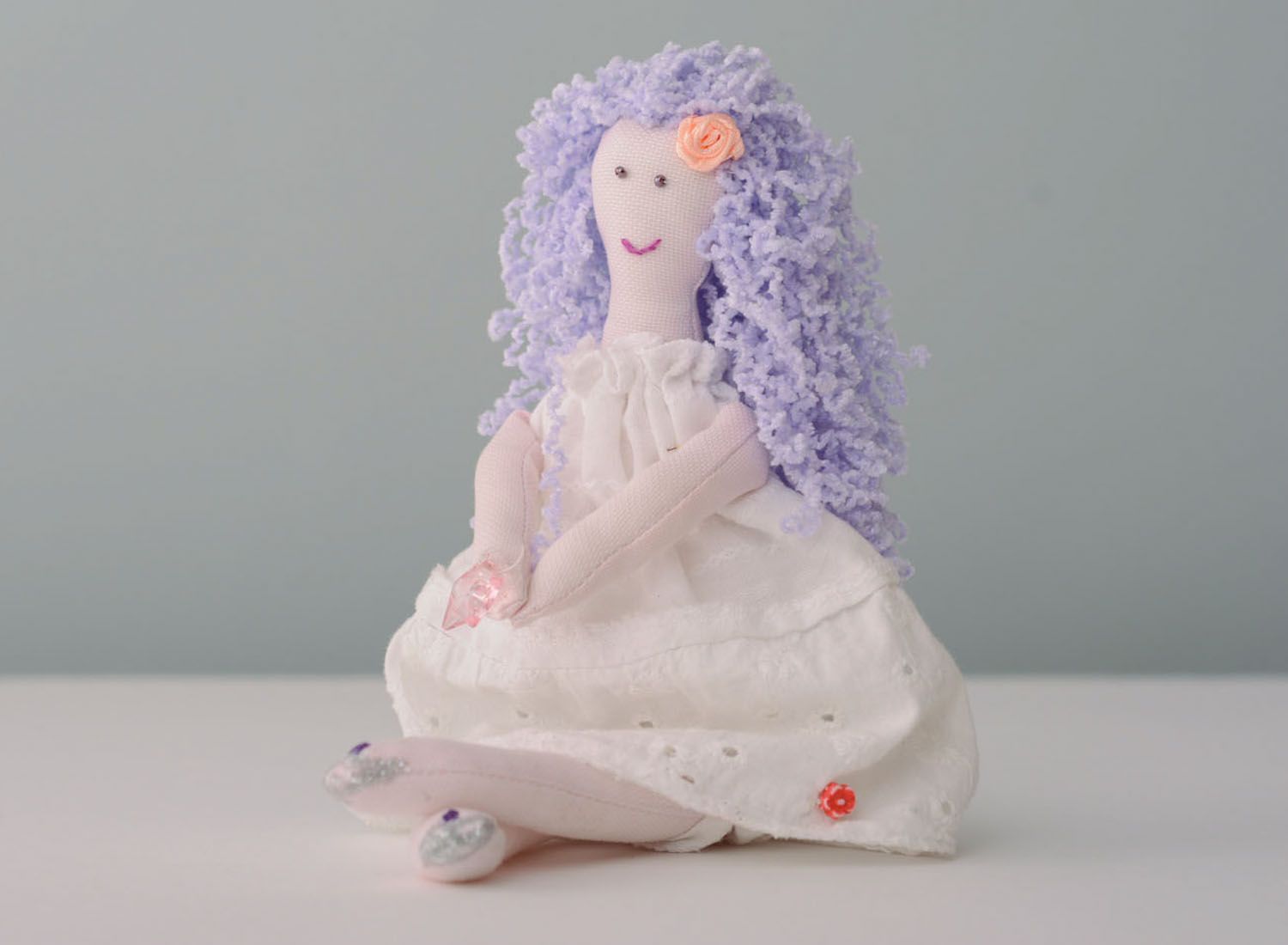 Тканевая кукла с фиолетовыми волосами фото 1