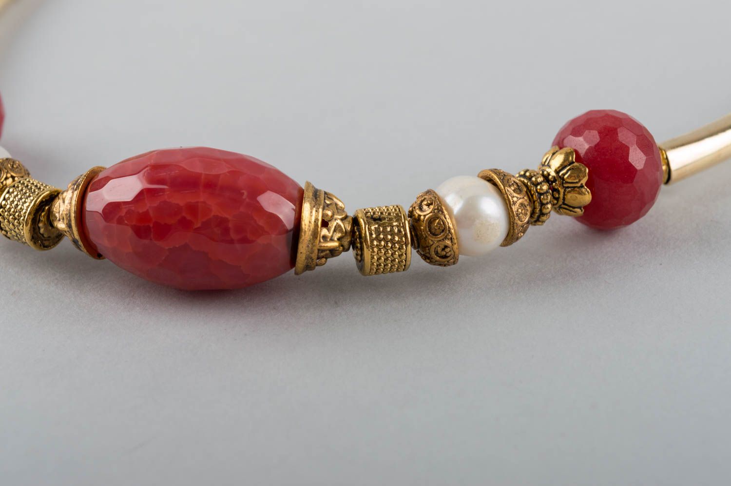 Collar de piedras artesanal de color frambuesa con perlas y jade original foto 5