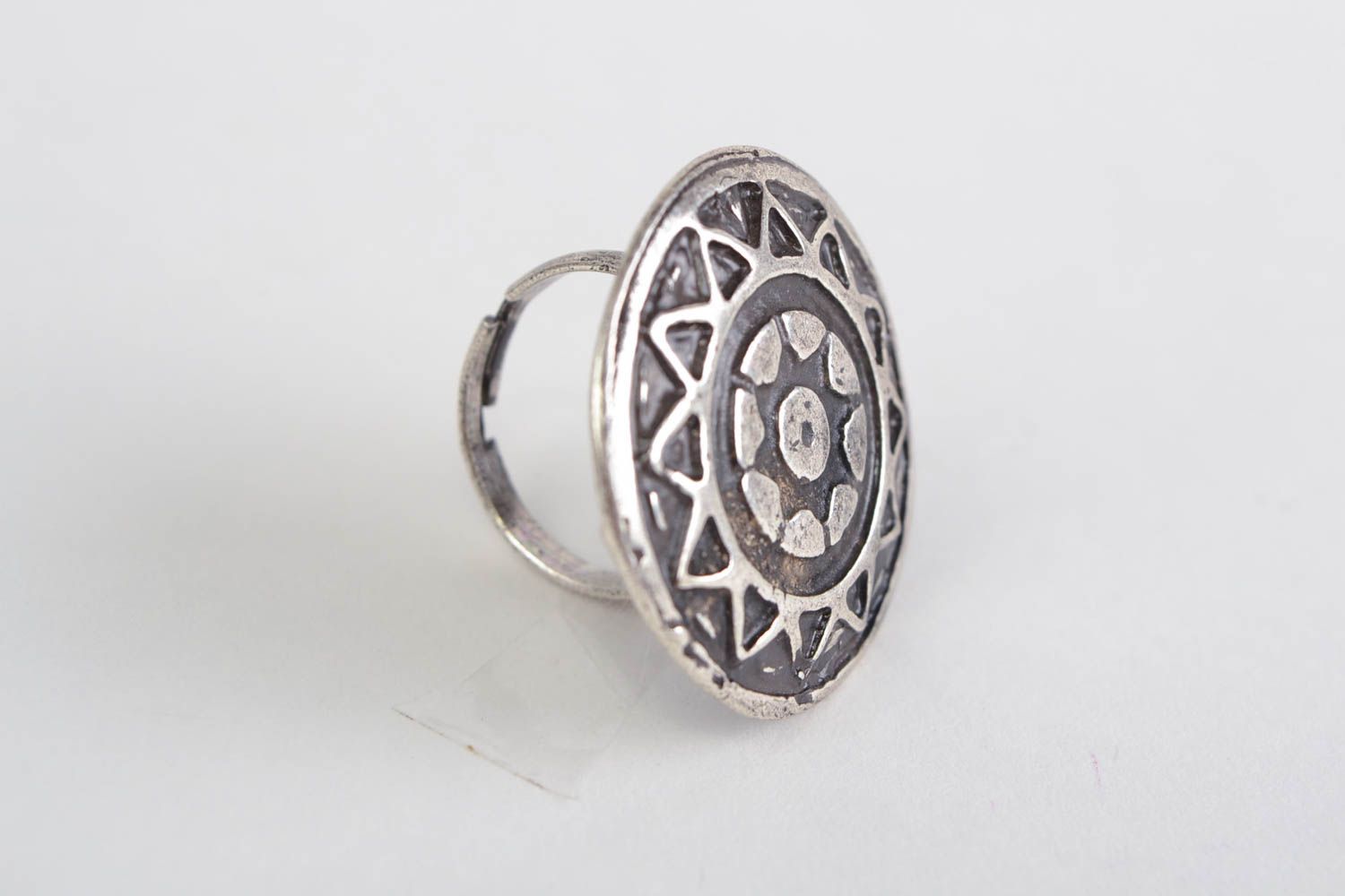 Металлическое кольцо из ЦАМа ручной работы круглое с оригинальным узором фото 4