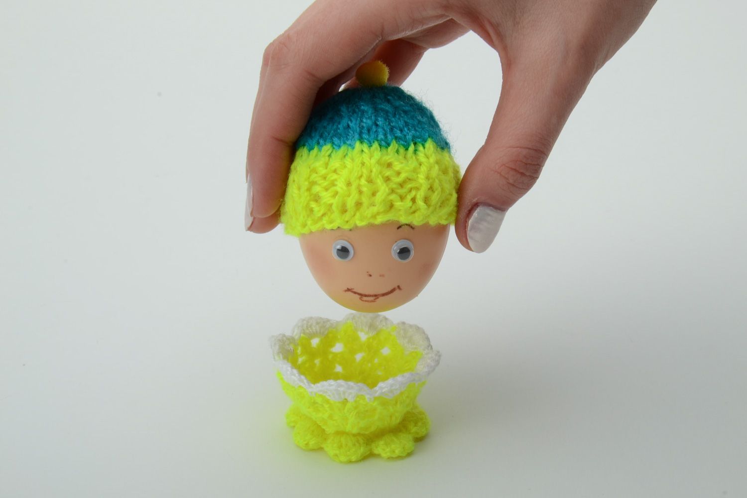 Décoration de Pâques support tricoté et bonnet pour oeuf faits main couleur vive photo 5