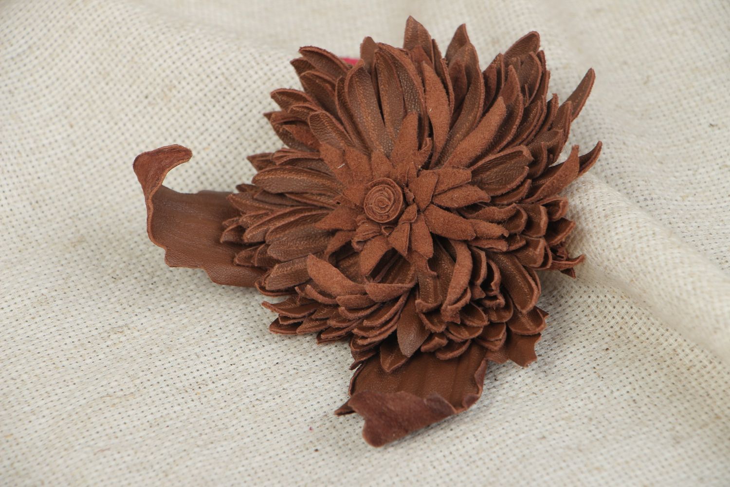 Broche grande fleur marron en cuir naturel faite main originale design photo 5
