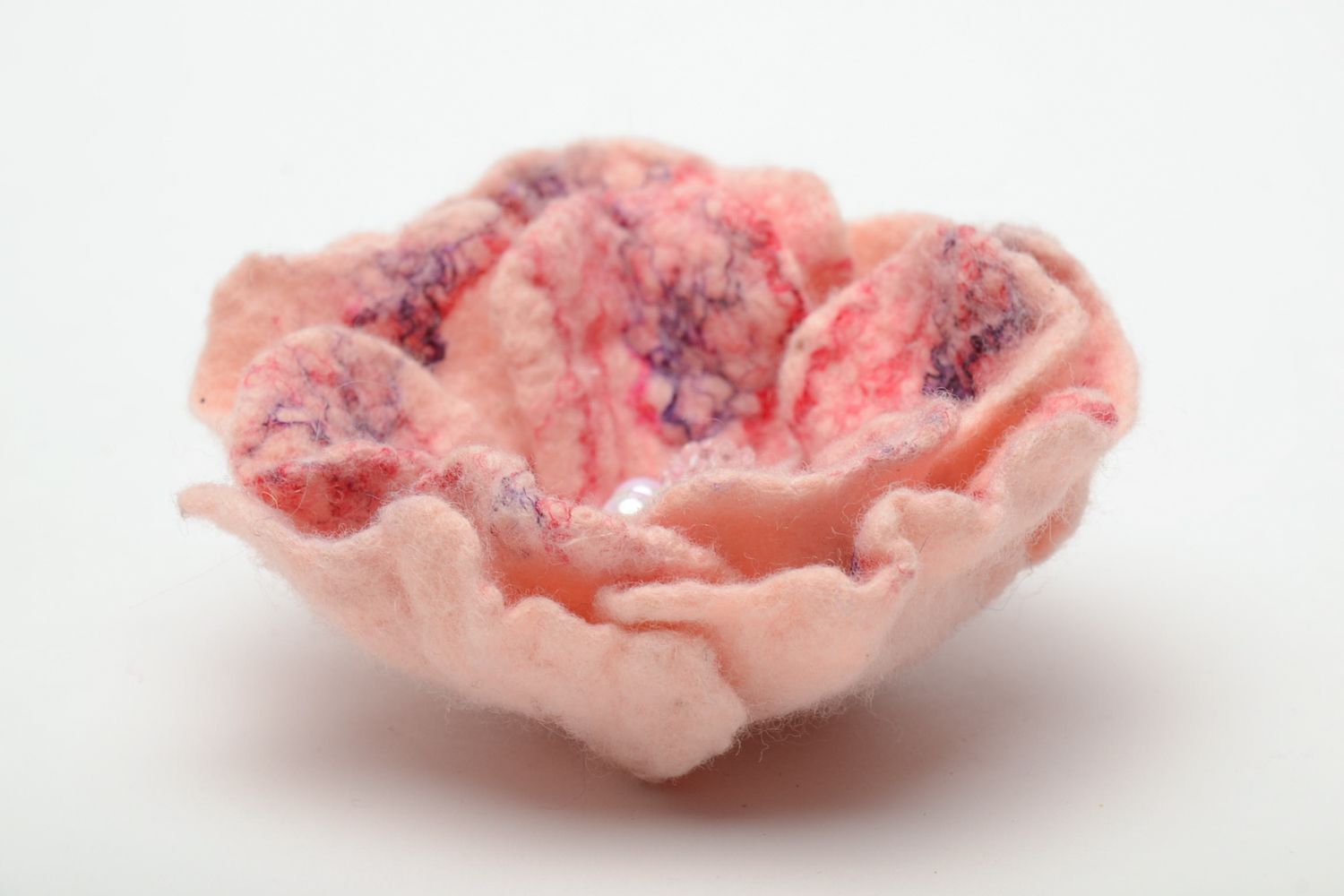 Брошь в технике валяния из шерсти в виде розового цветка фото 4
