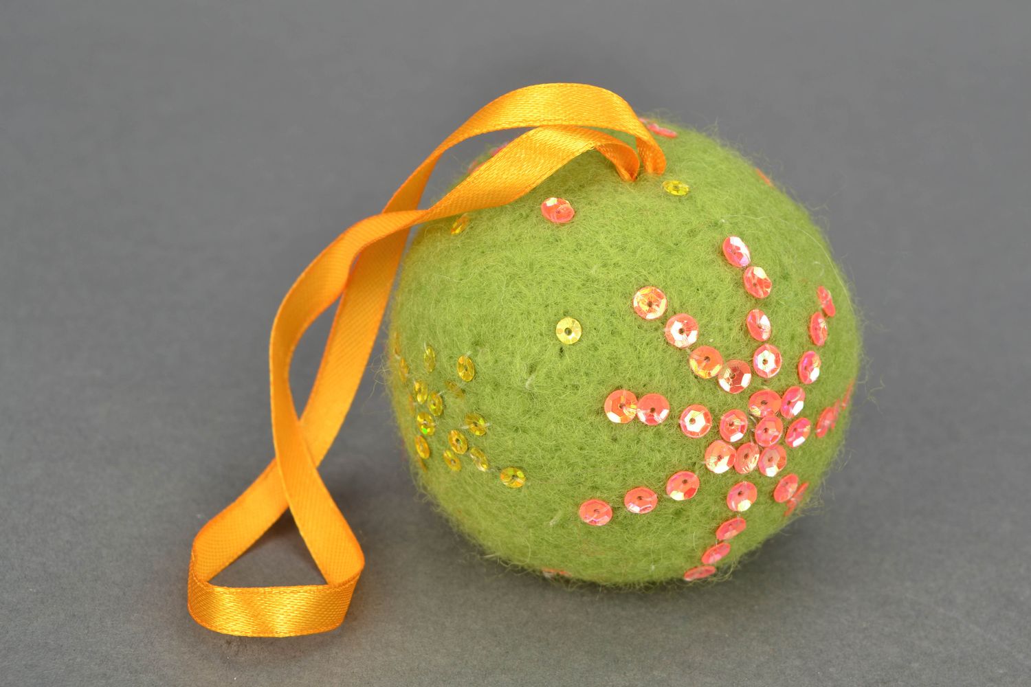 Adorno navideño de lana verde con forma de bola foto 1