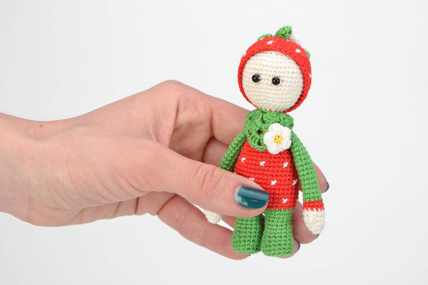 Gehäkelte Puppe aus Textil Mädchen im Erdbeere Kostüm handmade für Kinder und Haus Dekor foto 2