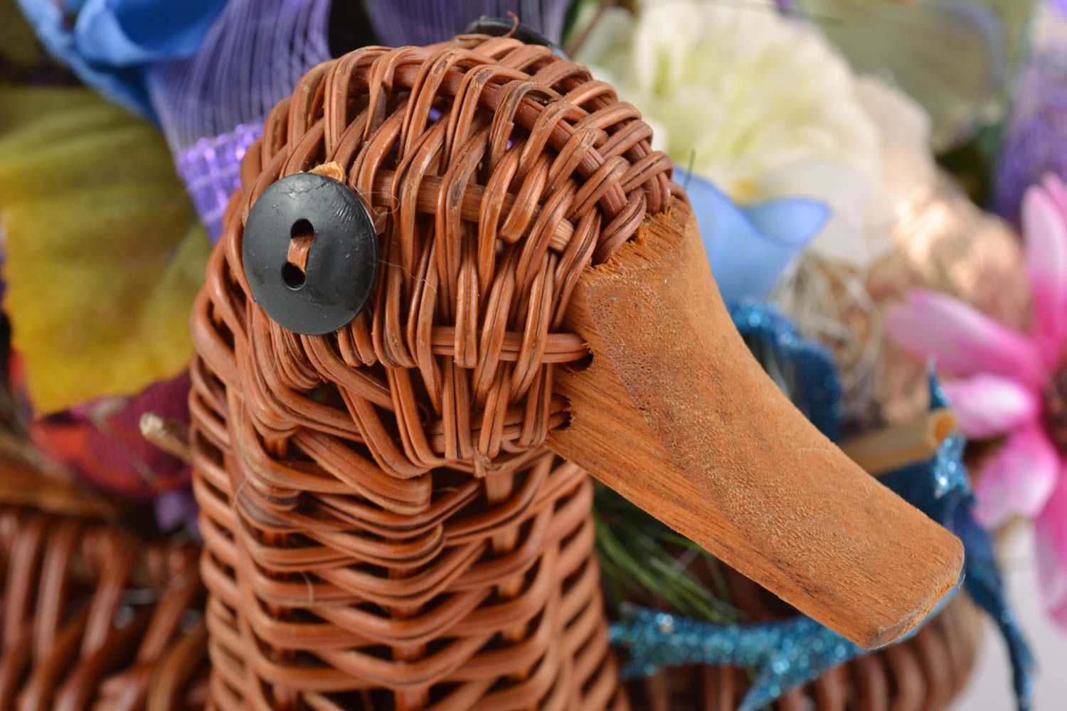 Икебана из искусственных цветов в плетеной корзине в виде утки ручная работа фото 2