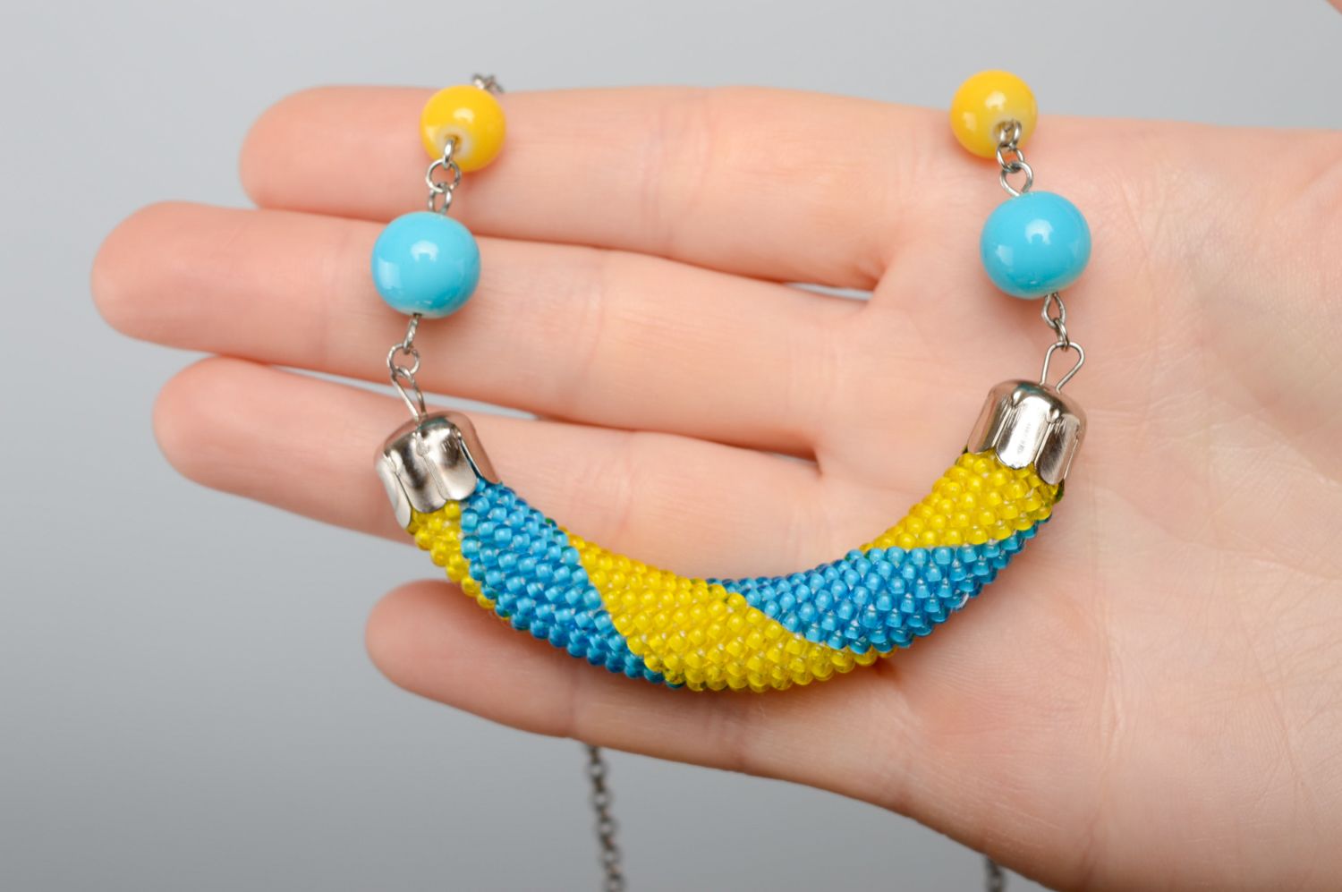 Long yellow and blue beaded necklace with metal chain photo 4