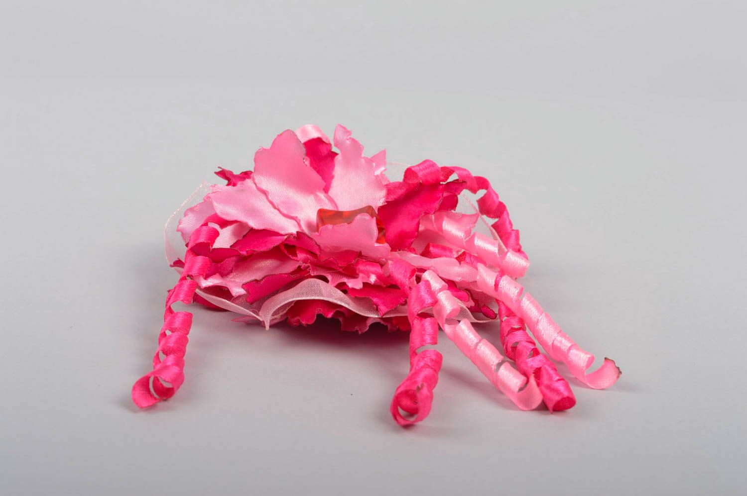 Розовое украшение ручной работы аксессуар для волос заколка с цветком из лент фото 3