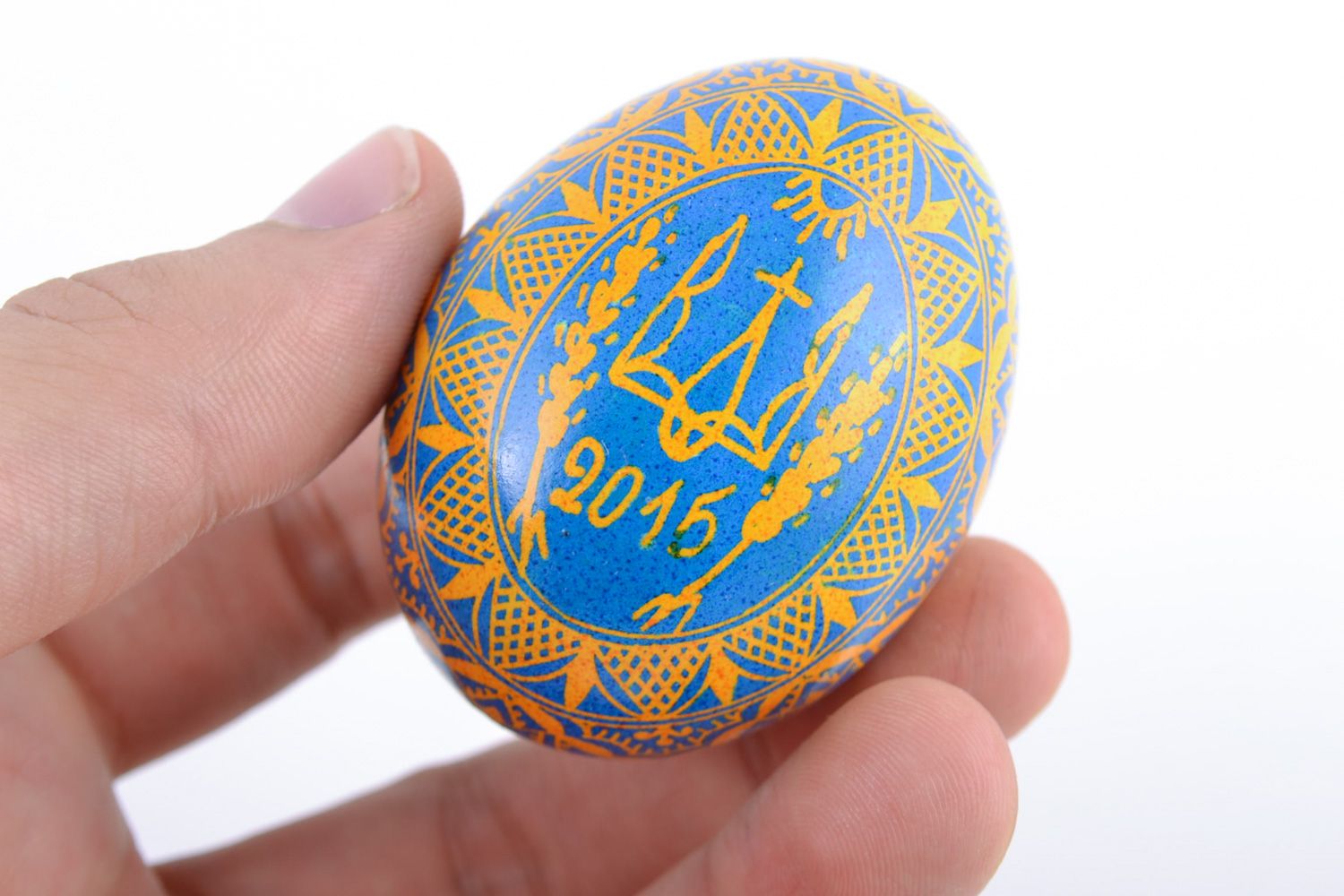 Яркое расписное куриное яйцо ручной работы с изображением креста желто-голубое фото 2
