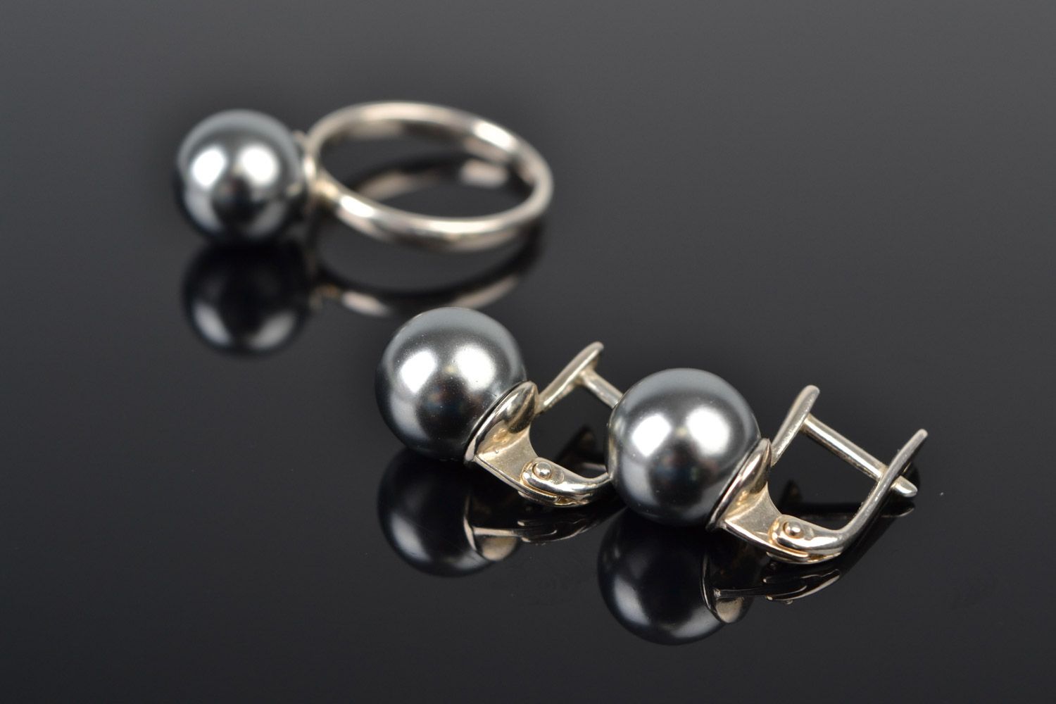 Conjunto de bisutería artesanal con perlas artificiales 2 piezas anillo y pendientes foto 4