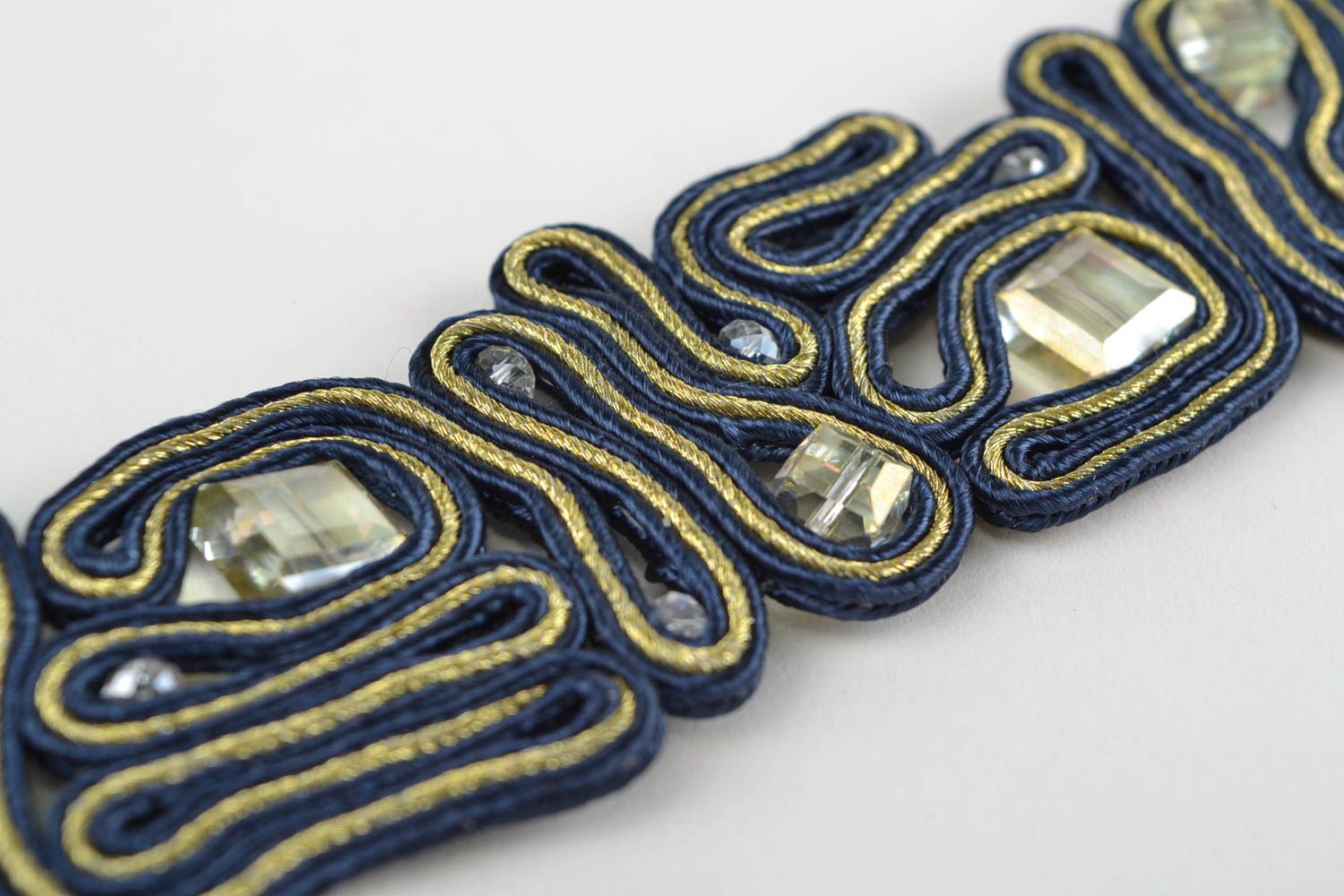 Breites dunkelblaues Soutache Armband mit Kristallen handmade Schmuck für Frauen foto 2