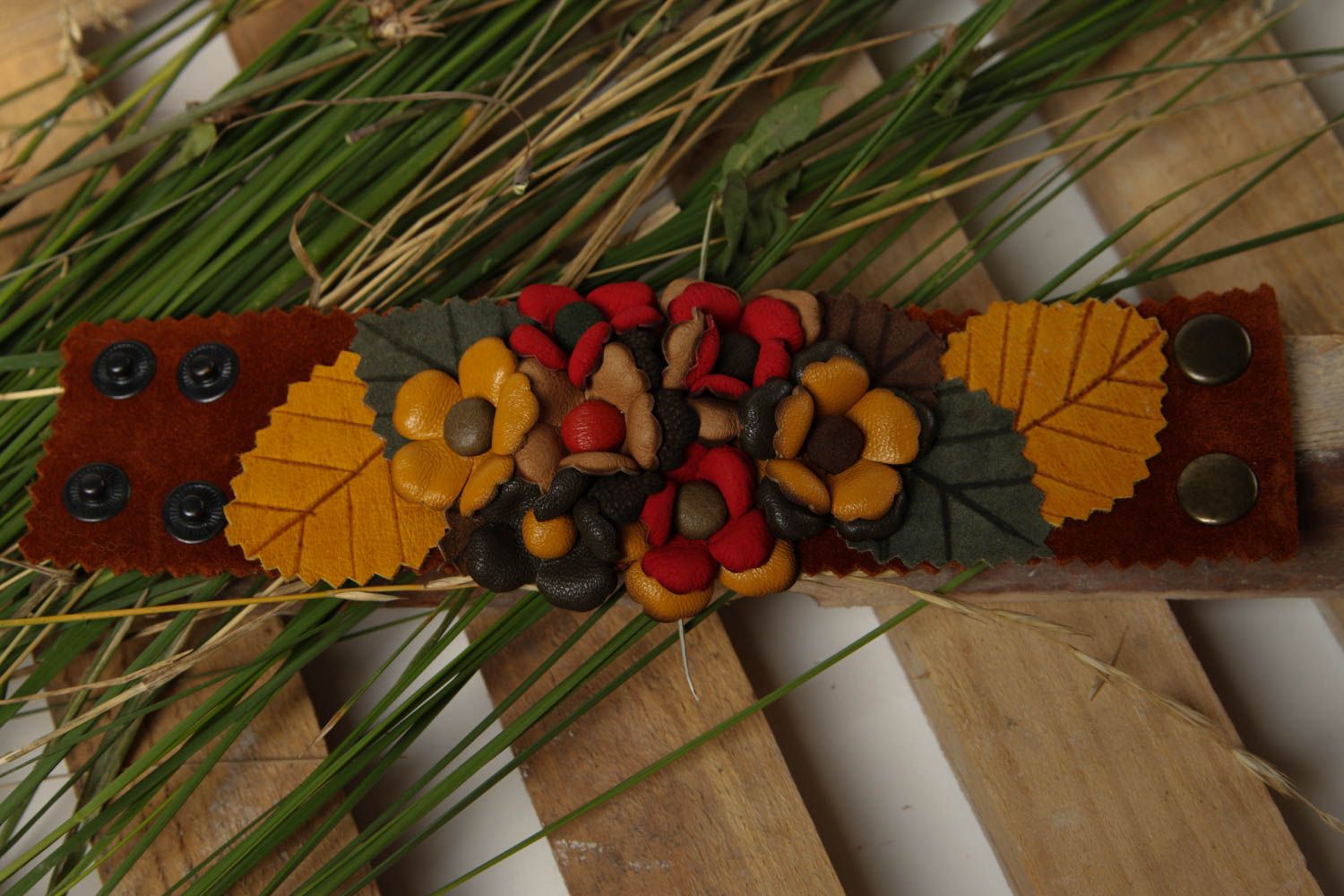 Handmade breites Lederarmband Schmuck für Frau Armband mit Blumen bunt schön foto 1