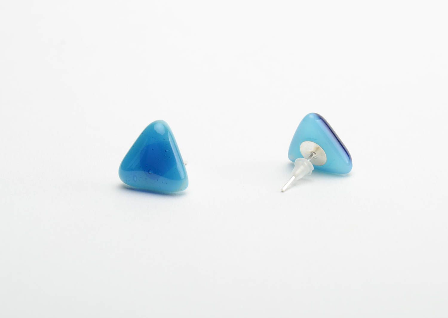 Handmade kleine dreieckige Ohrstecker aus Glas in Blau in Fusing Technik foto 3
