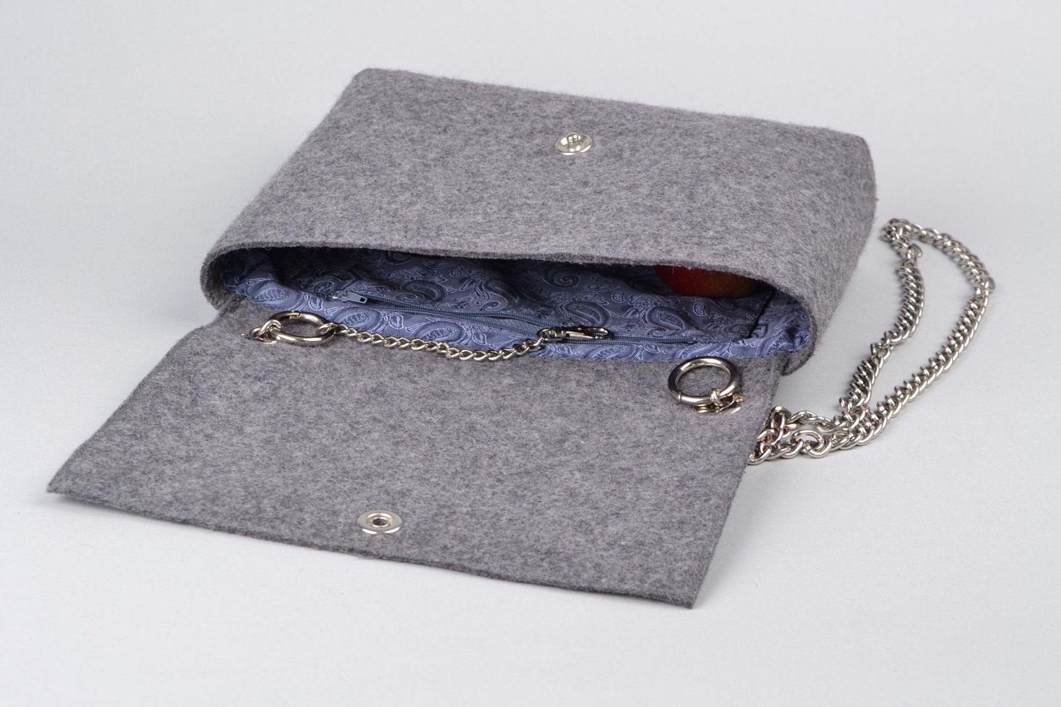 Bolso de fieltro de lana con cadena de metal hecho a mano foto 4