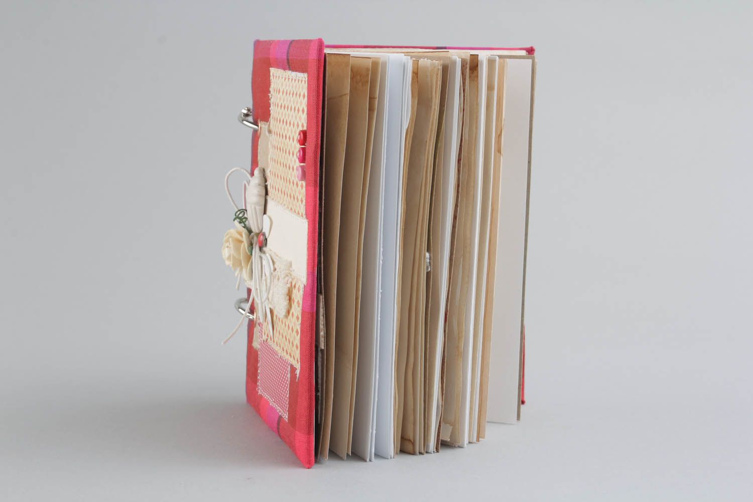 Livro de receitas artesanal de autor decorado na técnica de scrapbooking usando tecido de algodão foto 5