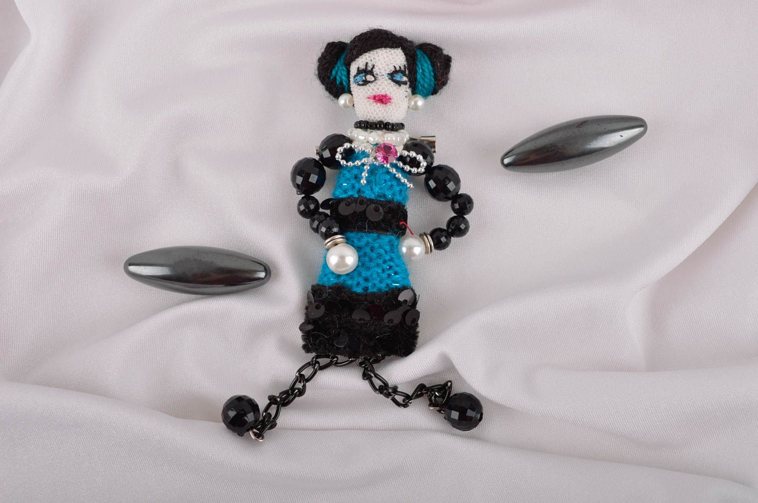 Брошь ручной работы текстильная брошь авторское украшение в виде куклы фото 1