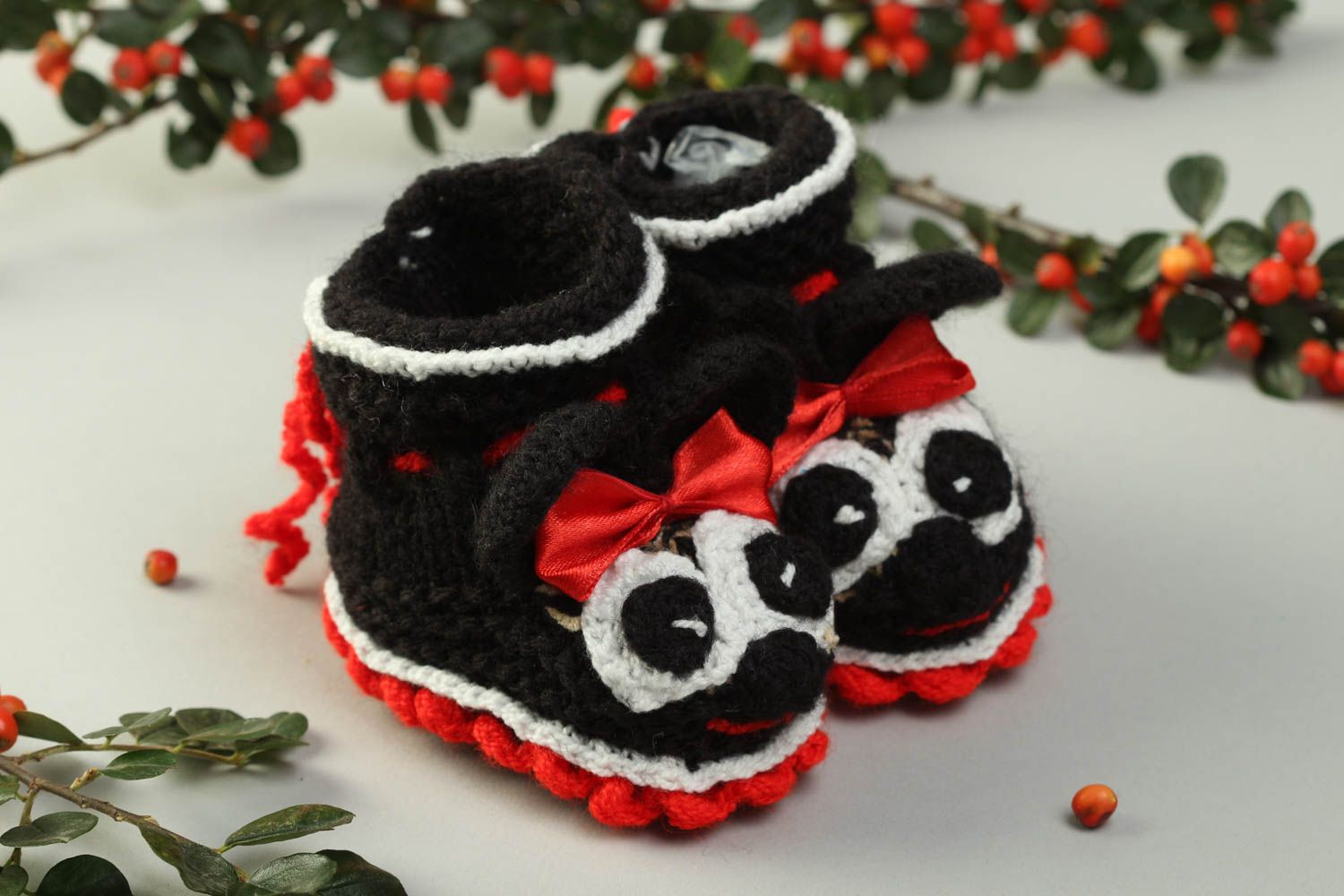 Handgefertigte Schuhe gehäkelte Babyschuhe Geschenk für Kleinkinder schwarz rot foto 1