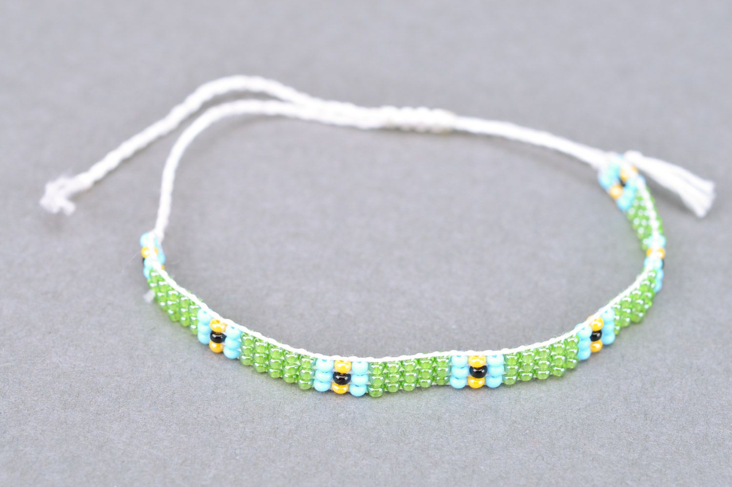 Bracelet fait main vert avec fleurs bleues perles de rocaille et fils de coton photo 2