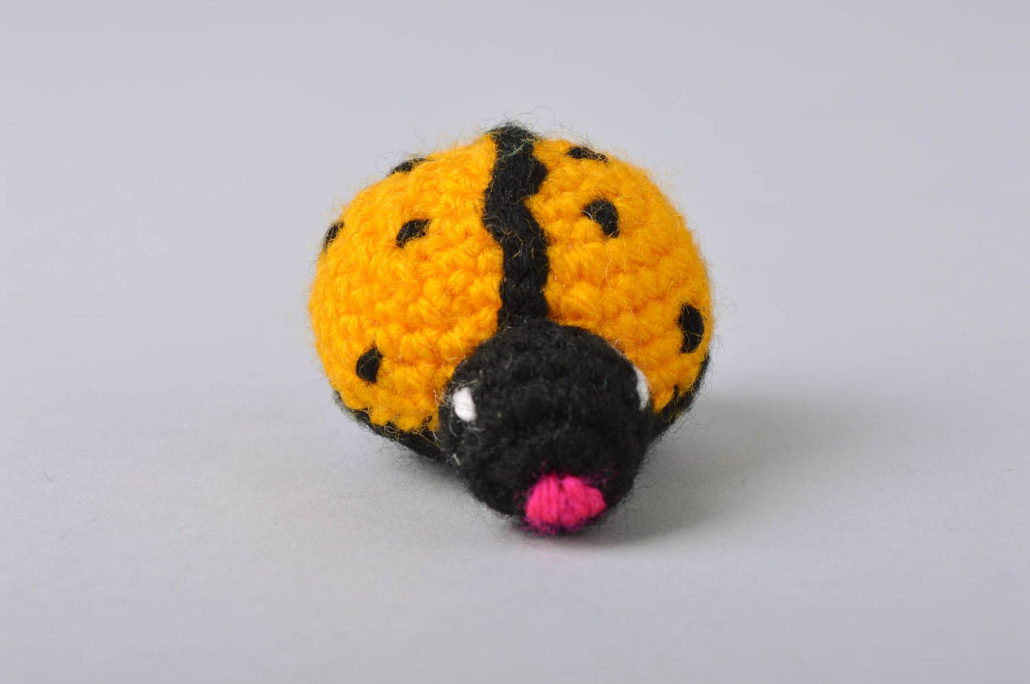 Petit jouet tricoté coccinelle jaune-noir fait main cadeau pour enfant photo 2
