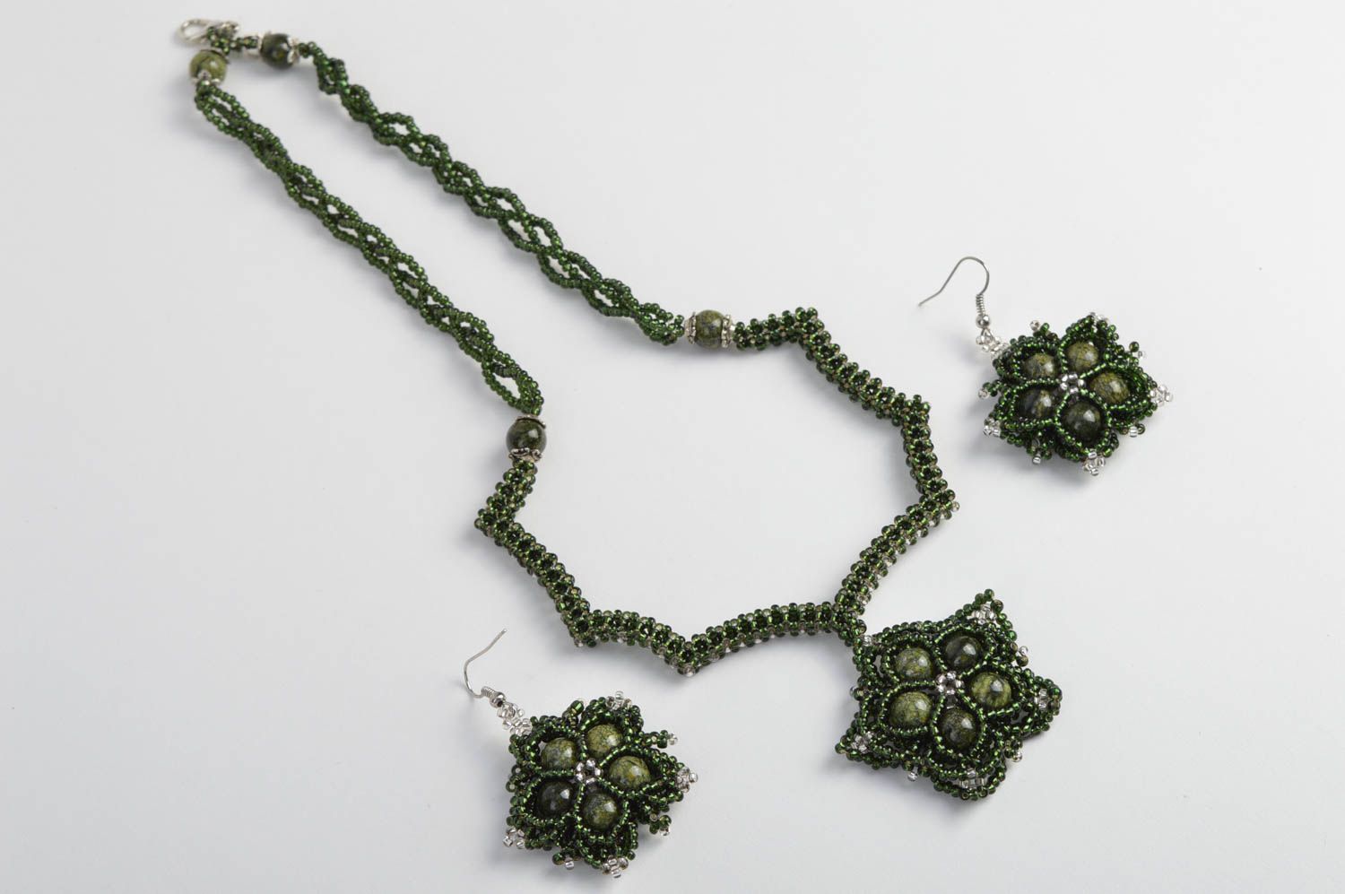 Boucles d'oreilles fait main Collier femme Bijoux fantaisie verts avec fleurs photo 3